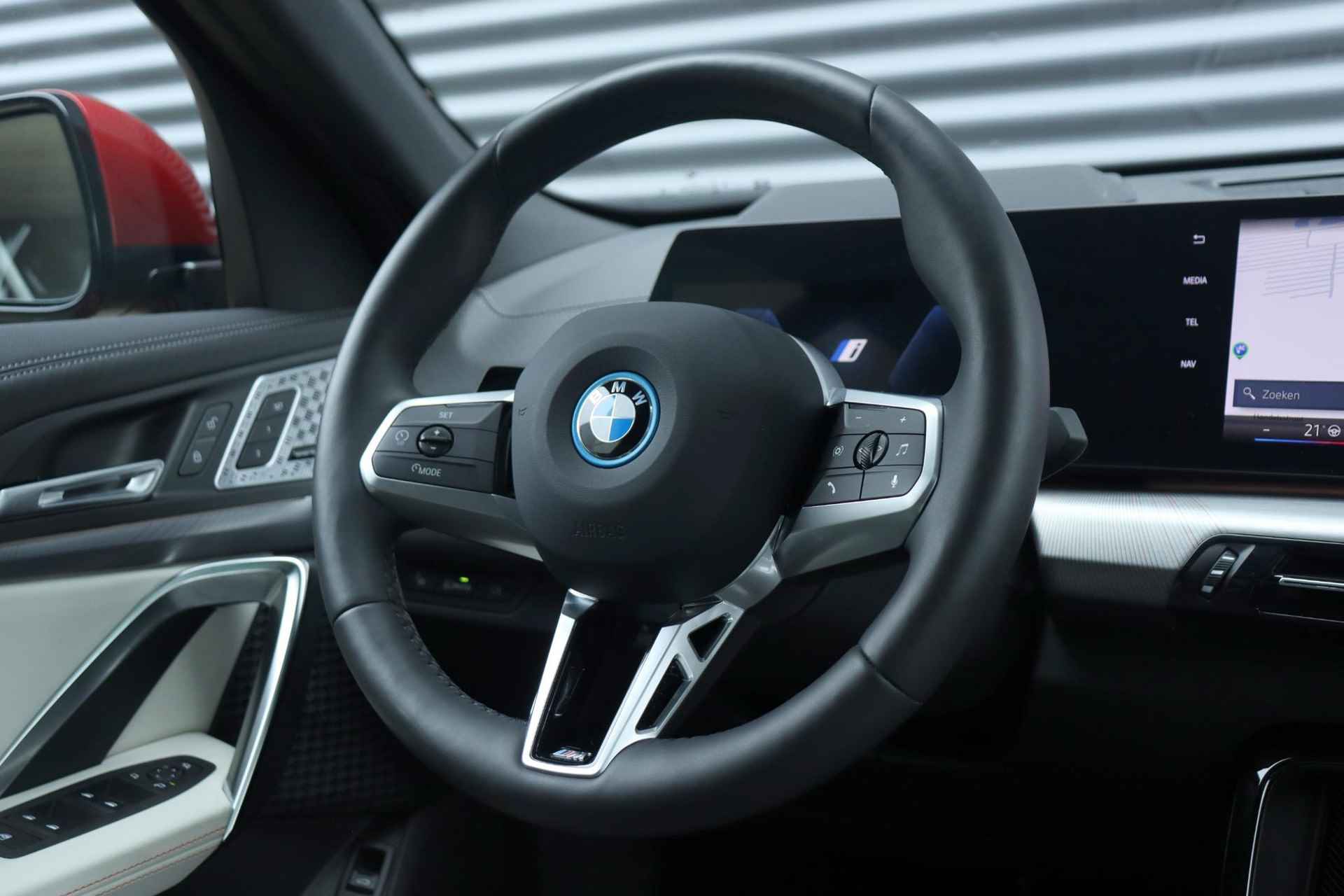 BMW iX2 xDrive30 | M Sportpakket Pro | Harman Kardon | Driving Assistant Professional | Panodak | Elektr. Voorstoelen | Head-Up | Comfort Access | Iconic Glow | 20''LMV - 34/40