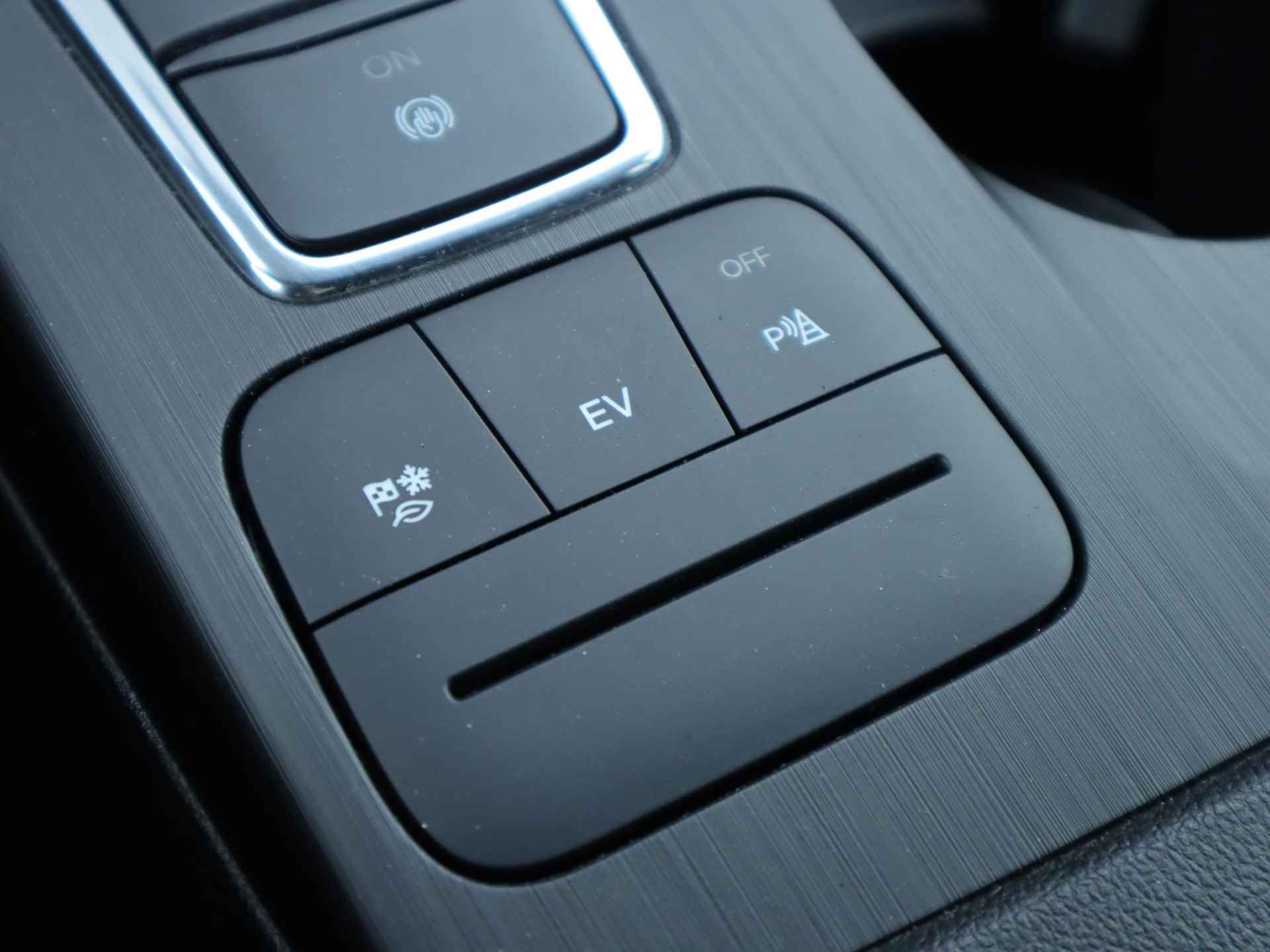 Ford Kuga 2.5 PHEV ST-Line X 225PK | Navigatie | Achteruit rij camera | Parkeer sensoren | Elektrische achterklep | Elektrisch bedienbare achterklep | Climate control - 38/50