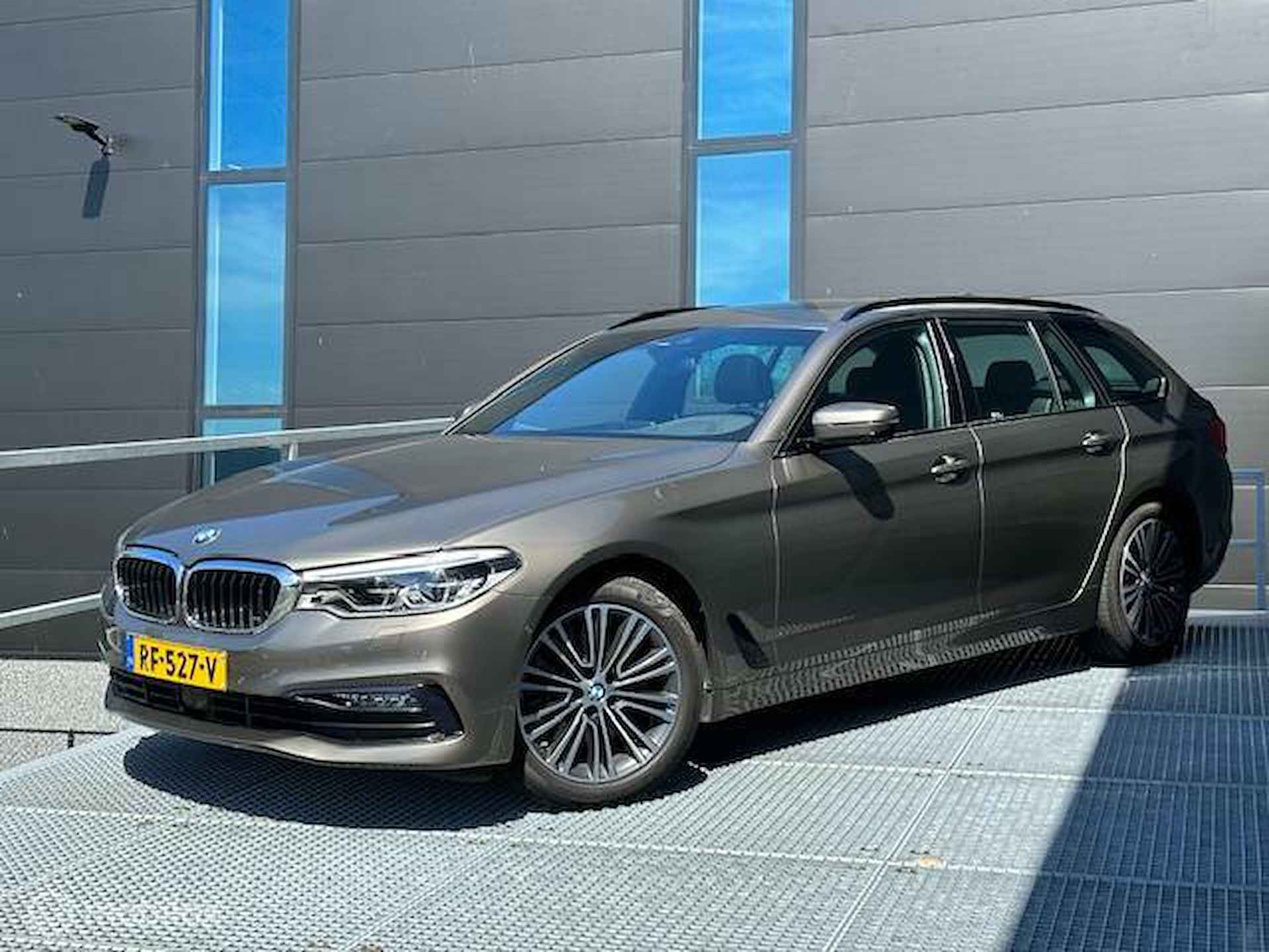 BMW 5-serie Touring 530i High Executive - 6/18