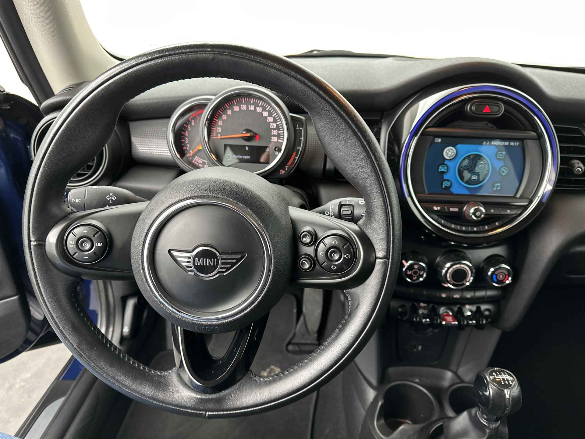 MINI 3-deurs 1.5 Cooper Business | Alarmsysteem klasse 3 (VbV/SCM) | Middenarmsteun voor | Airconditioning | Cruise Control | Smartphone integratie | MINI Navigatiesysteem | - 14/20