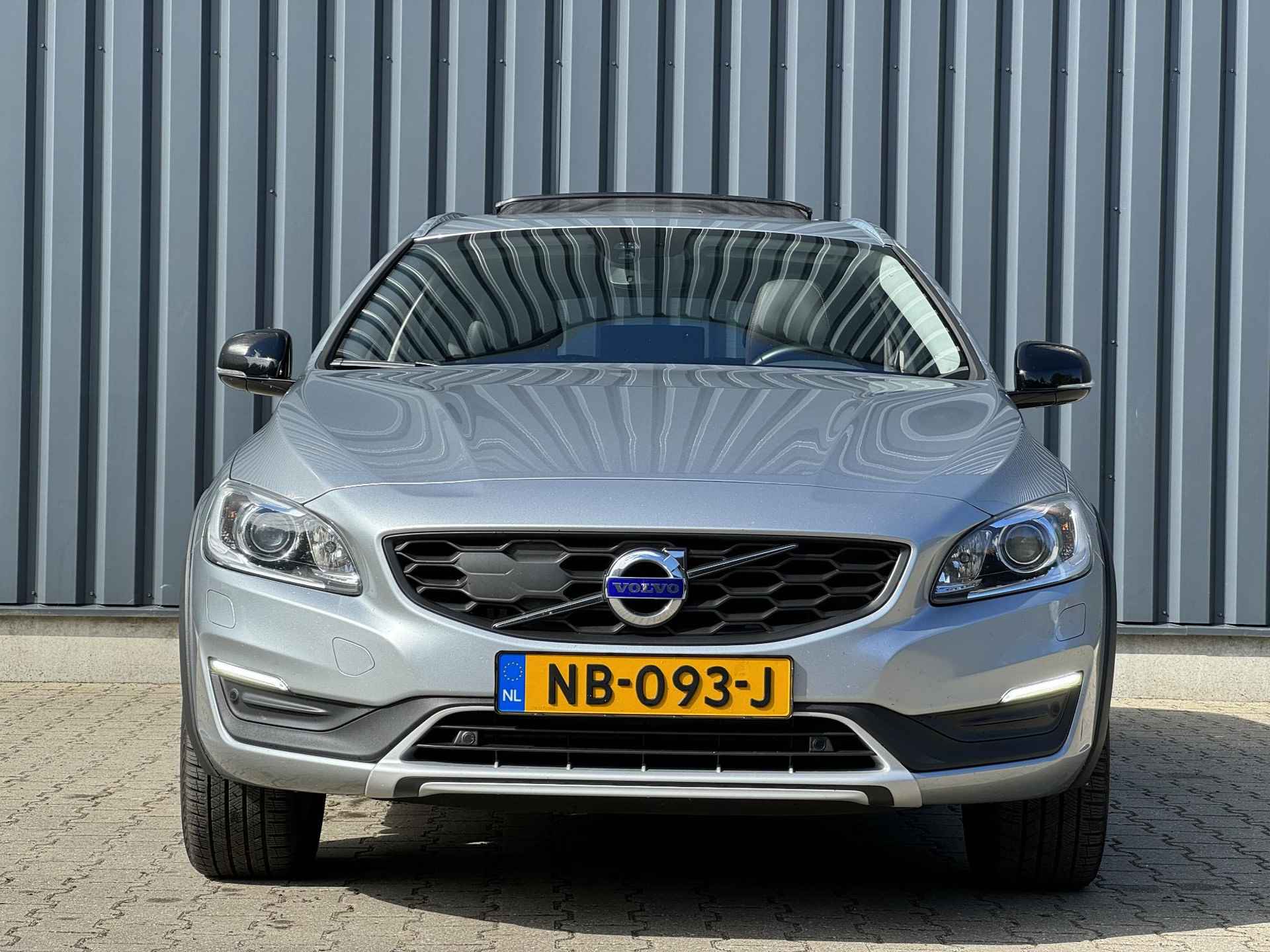 Volvo V60 Cross Country 2.0 D3 Summum | Pano | Leer | Navi - 4/33