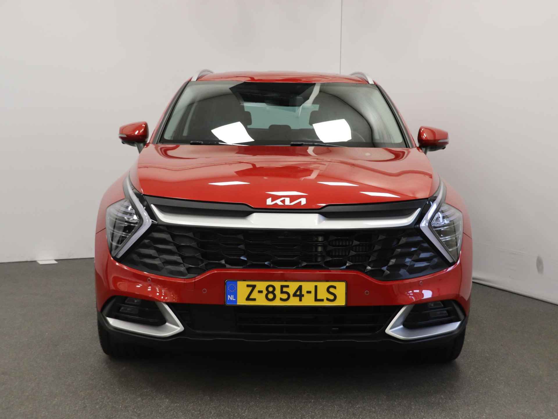 Kia Sportage 1.6T 265pk Plug-in Hybrid AWD DynamicPlusLine | Rondom camera | Stoel en stuurverwarming | Navigatie | Dodehoek detectie | Apple Carplay / Android Auto | Elektrisch verstelbare voorstoelen | - 2/57