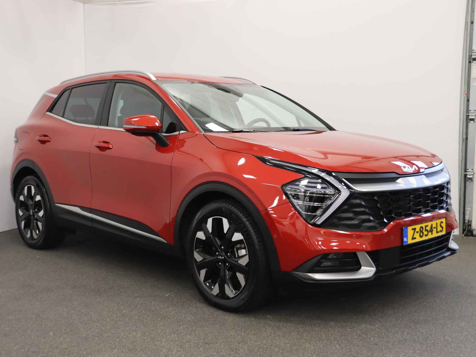 Kia Sportage 1.6T 265pk Plug-in Hybrid AWD DynamicPlusLine | Rondom camera | Stoel en stuurverwarming | Navigatie | Dodehoek detectie | Apple Carplay / Android Auto | Elektrisch verstelbare voorstoelen | - 4/57