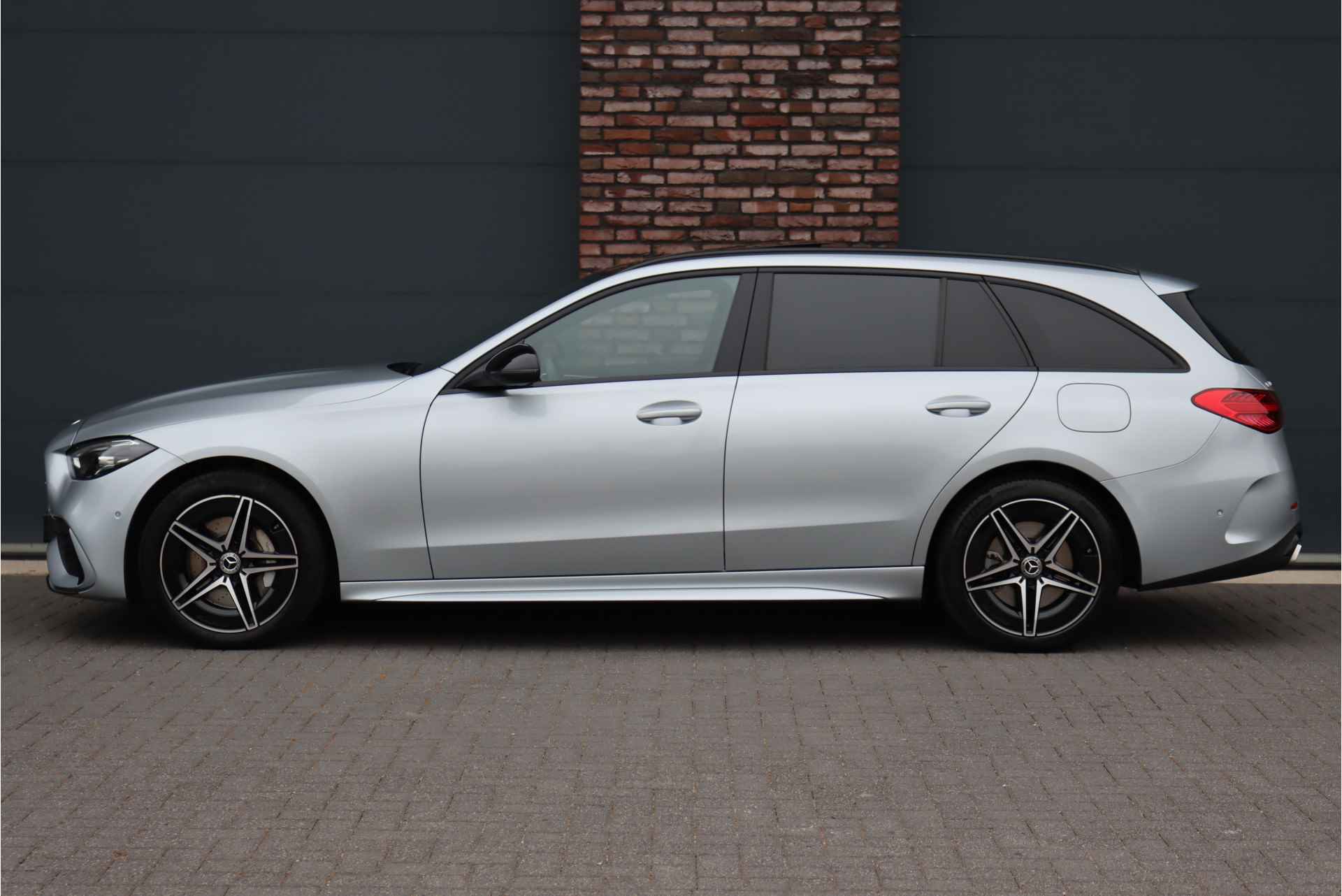 Mercedes-Benz C-Klasse Estate 300 e AMG Line Aut9 | Panoramadak | Trekhaak | Leder | Dodehoekassistent | Camera | Sfeerverlichting | Stoelverwarming | Advanced Sound System | High Perf. LED | - 10/38