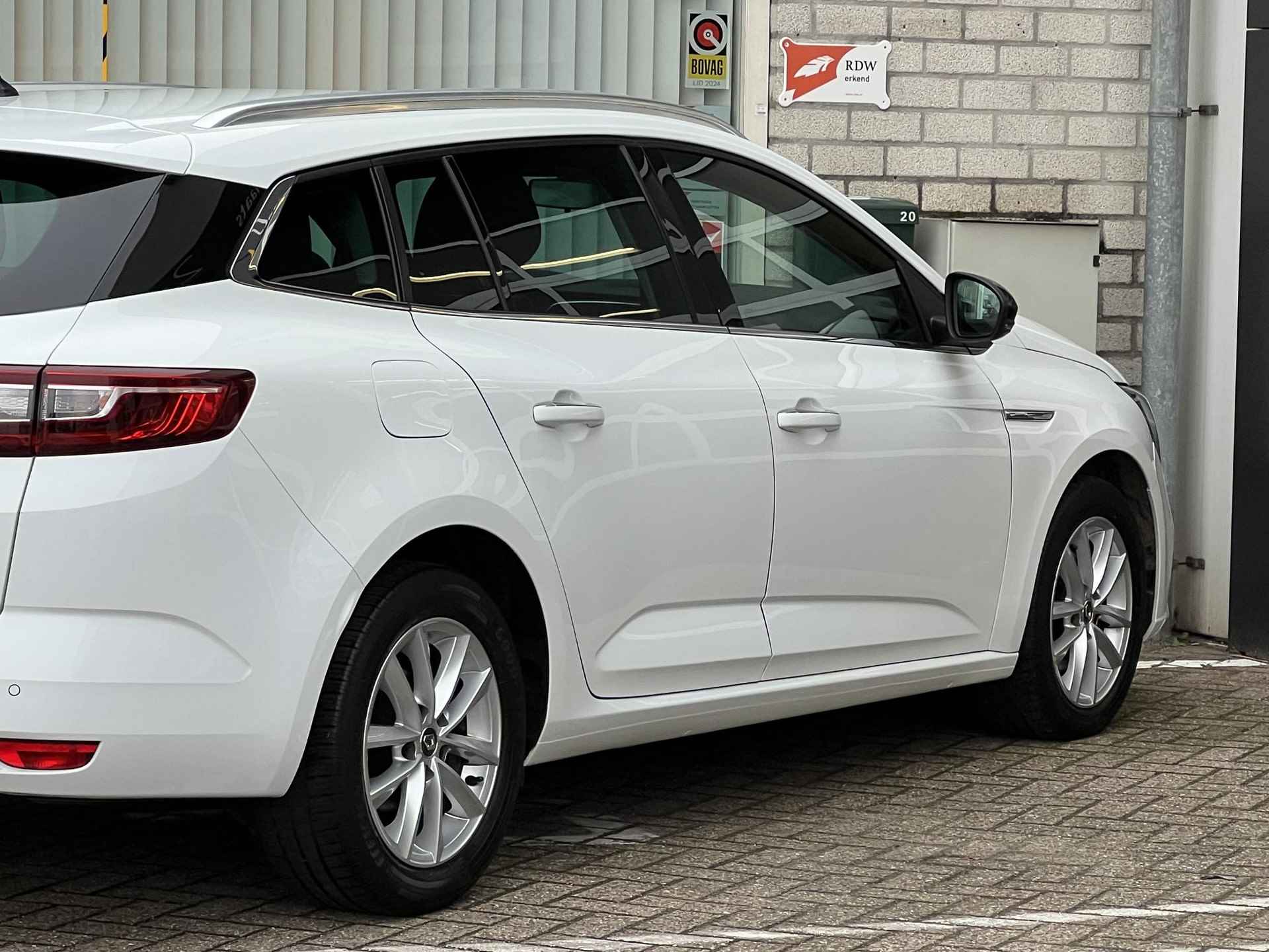 Renault Mégane Estate 1.5 dCi 110 EDC Limited | Trekhaak | Key-less | Navigatie | - 31/32