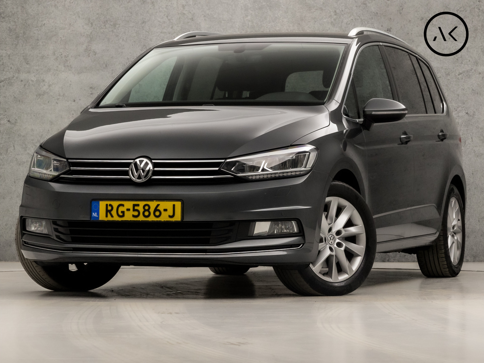 Volkswagen Touran 1.4 TSI Highline R 7 Persoons 150Pk Automaat (NAVIGATIE, CLIMATE, STOELVERWARMING, ALCANTARA, GETINT GLAS, SPORTSTOELEN, ADAPTIVE CRUISE, LED KOPLAMPEN, PARKEERSENSOREN, NIEUWSTAAT)