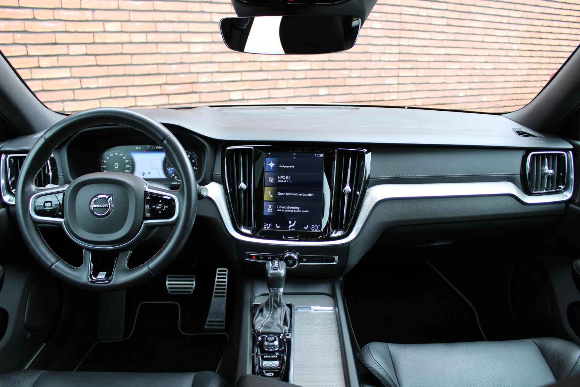 Volvo V60 T5 AUT8 251PK R-Design, Navigatiesysteem, Apple Carplay/Android Auto, Head-Up Display, Achteruitrijcamera, Panoramadak, Sportonderstel, Parkeersensoren, LED Koplampen, Premium Audio By Harman Kardon, Verwarmbaar Stuurwiel, Rijstrooksensor Met Correctie, Verwarmbare Voorstoelen, Electronic Climate Control, LED Mistlampen, Adaptieve Cruise Control, Dodehoekdetectie Met Correctie, Binnenspiegel Automatisch Dimmend - 4/26