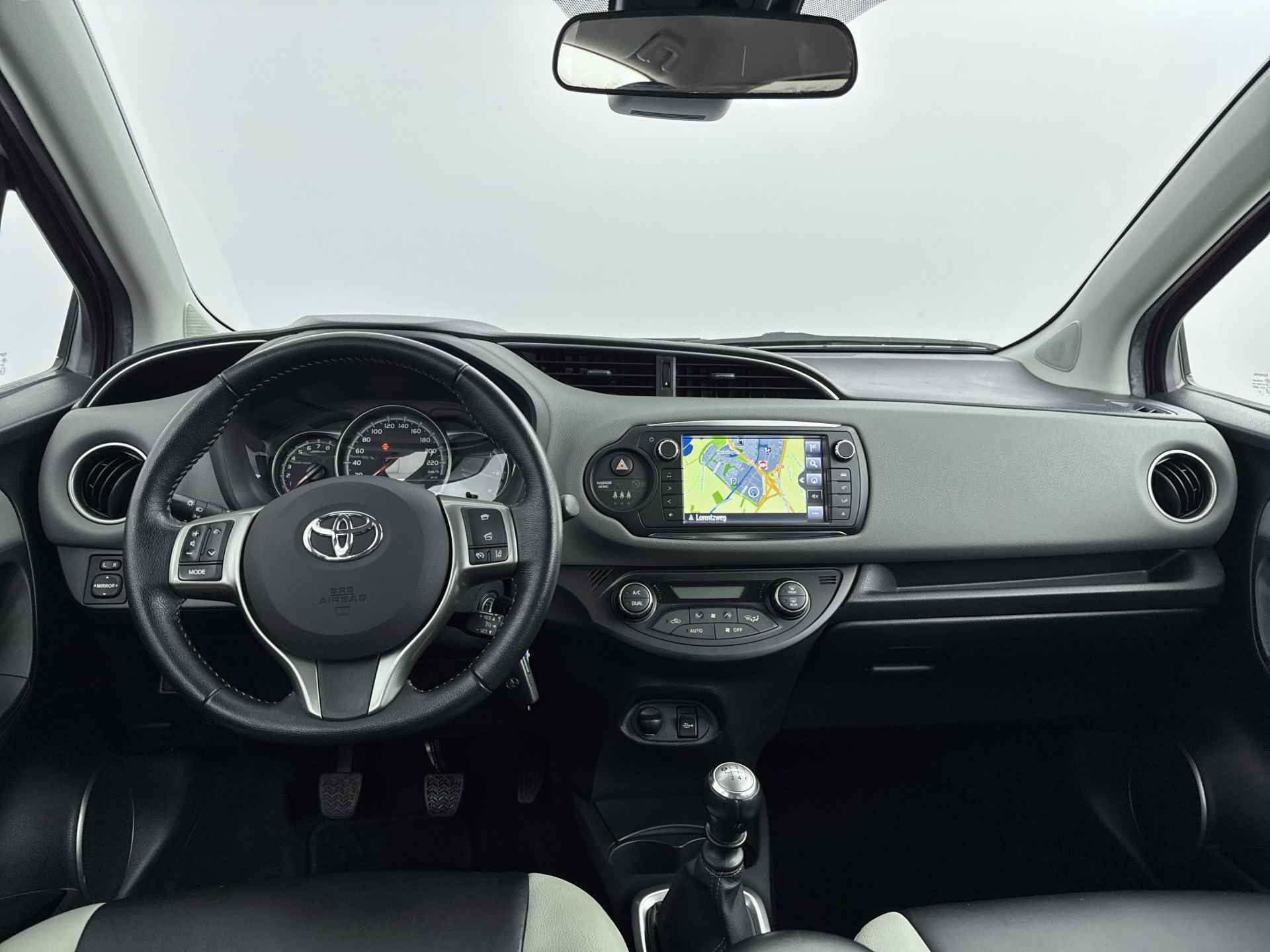 Toyota Yaris 1.3 VVT-i Trend Bi-Tone | Navigatie | Climate Control | Lederen bekleding | - 6/41