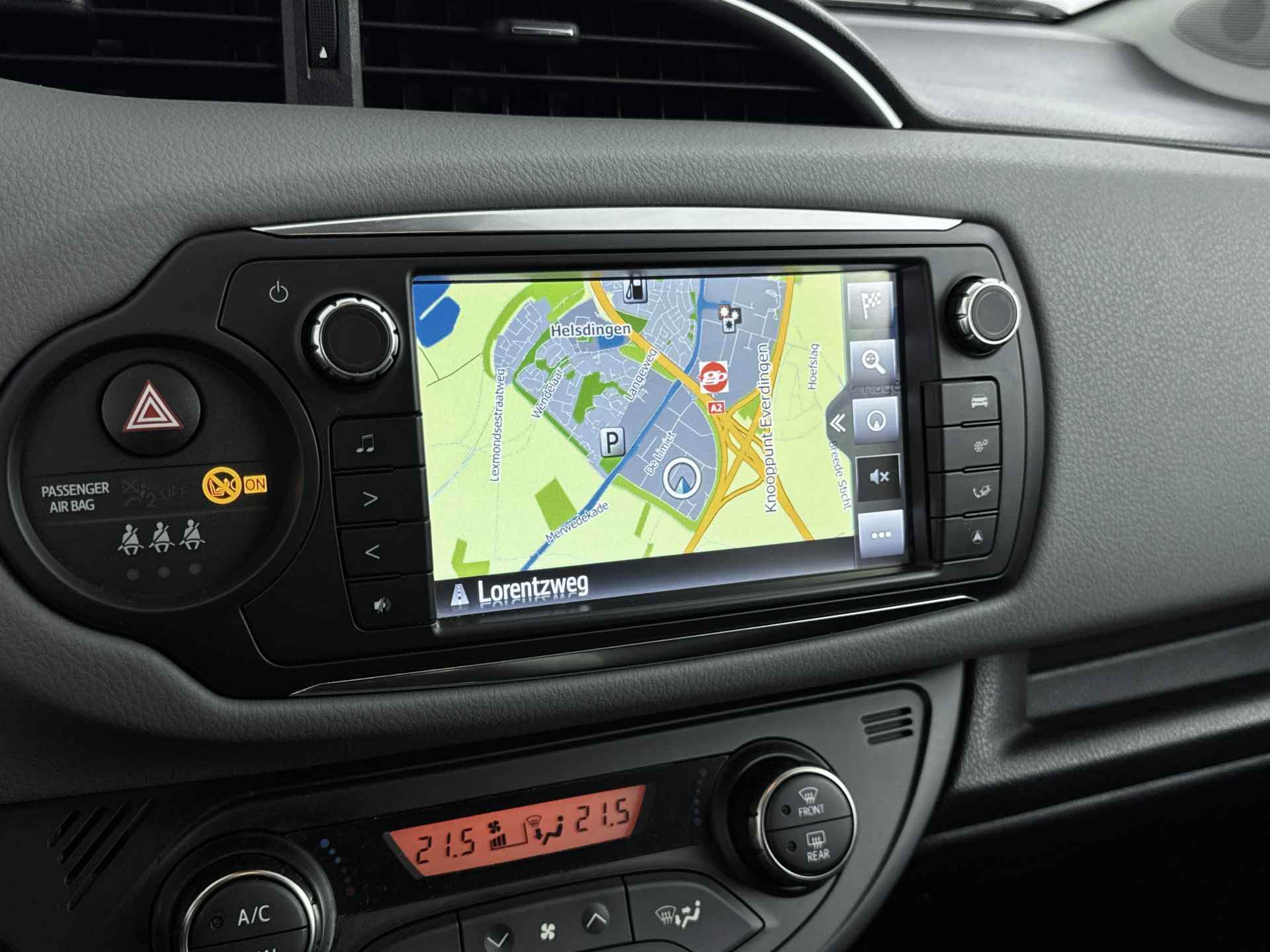 Toyota Yaris 1.3 VVT-i Trend Bi-Tone | Navigatie | Climate Control | Lederen bekleding | - 8/41