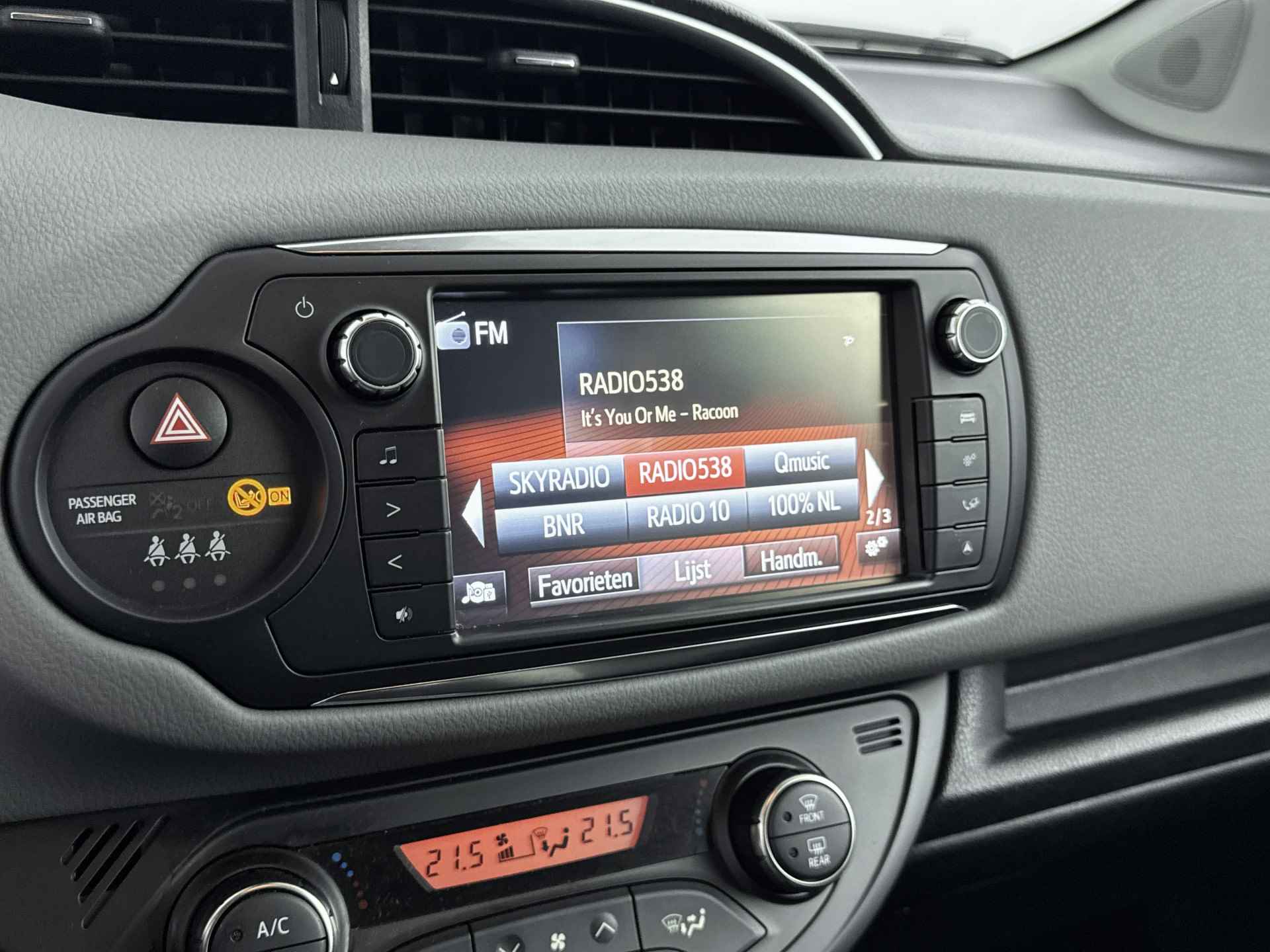 Toyota Yaris 1.3 VVT-i Trend Bi-Tone | Navigatie | Climate Control | Lederen bekleding | - 10/41