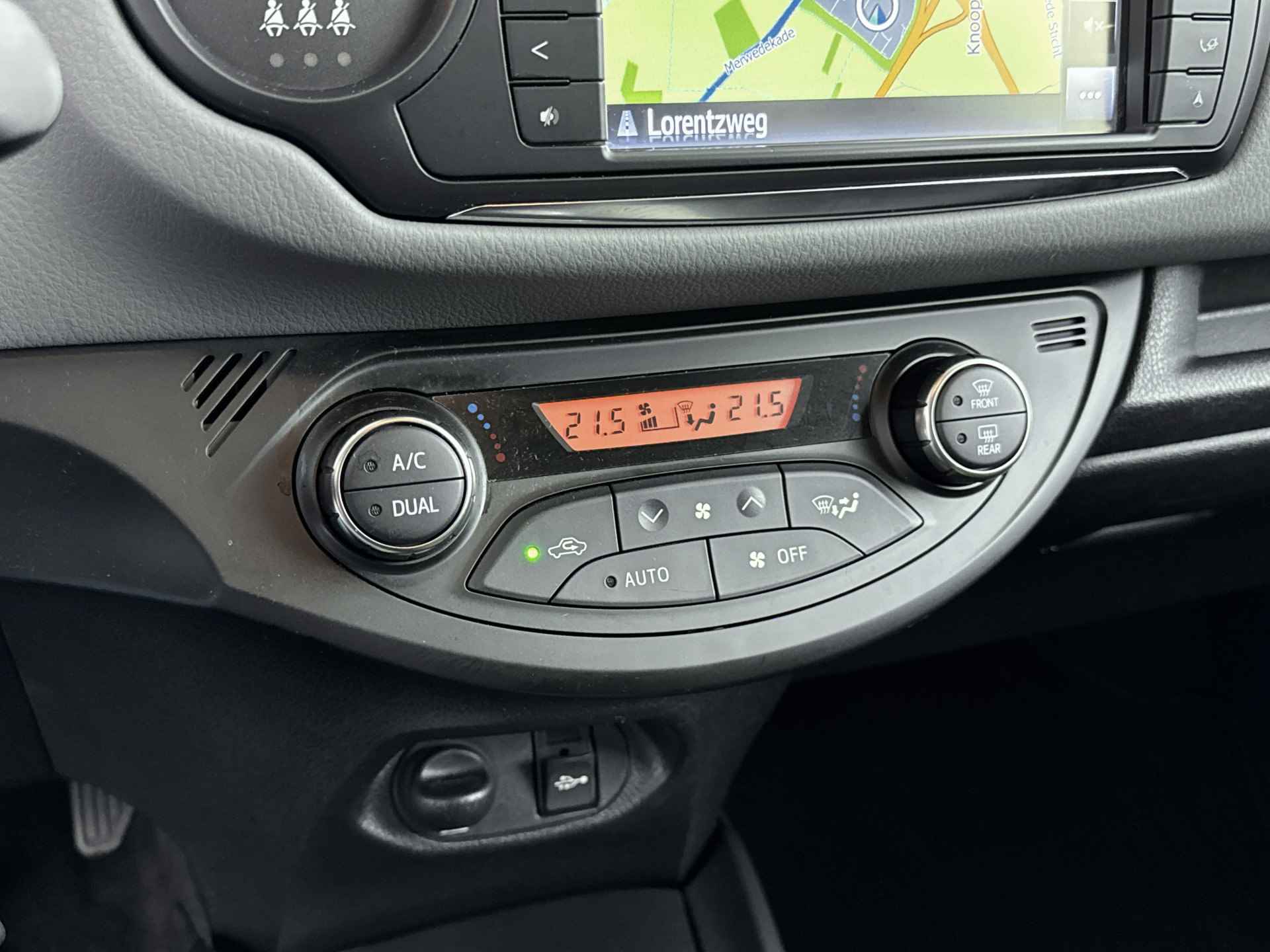 Toyota Yaris 1.3 VVT-i Trend Bi-Tone | Navigatie | Climate Control | Lederen bekleding | - 11/41