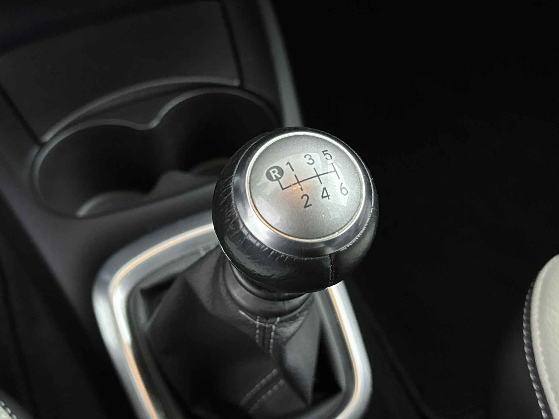 Toyota Yaris 1.3 VVT-i Trend Bi-Tone | Navigatie | Climate Control | Lederen bekleding | - 12/41