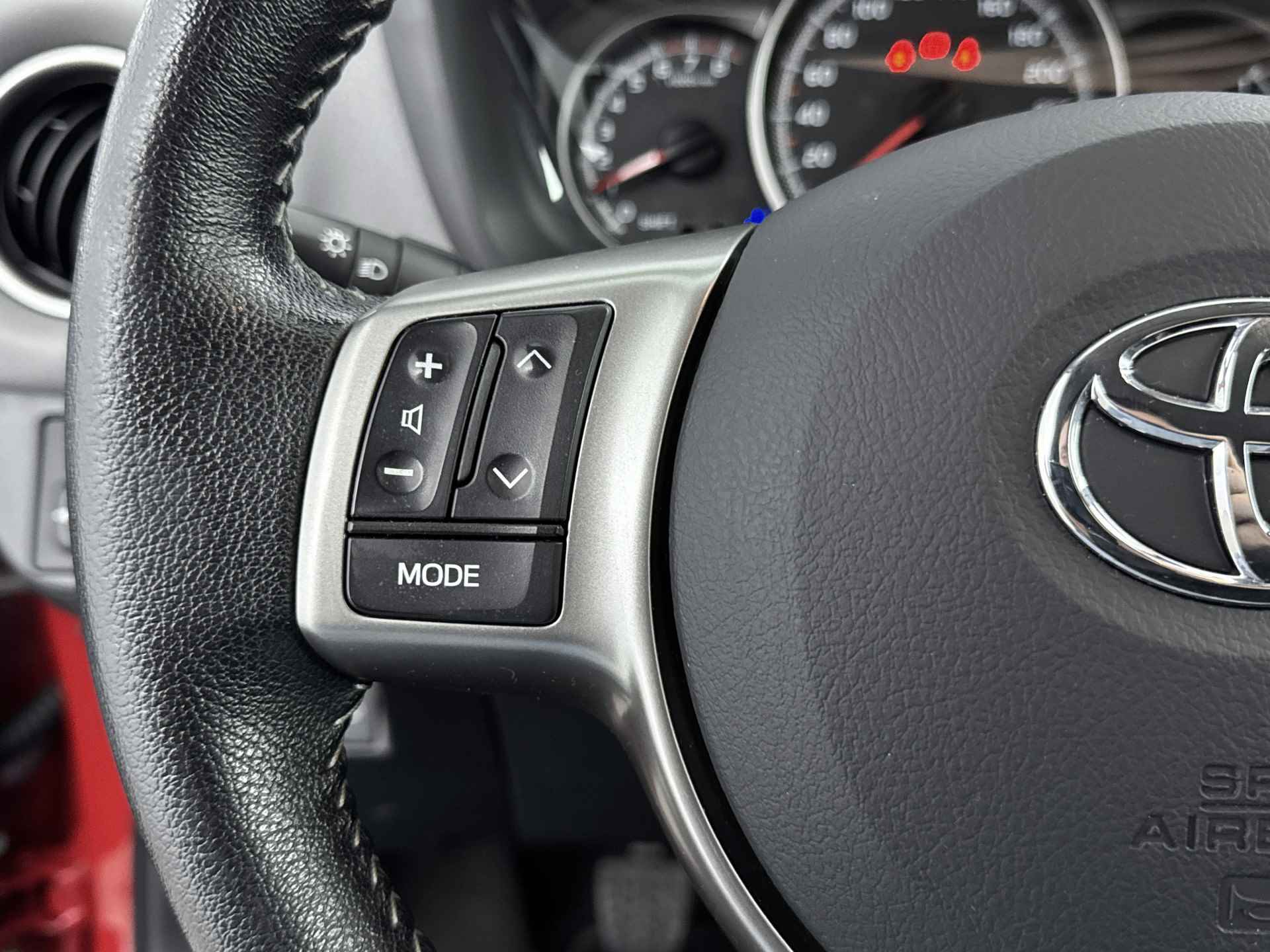 Toyota Yaris 1.3 VVT-i Trend Bi-Tone | Navigatie | Climate Control | Lederen bekleding | - 21/41