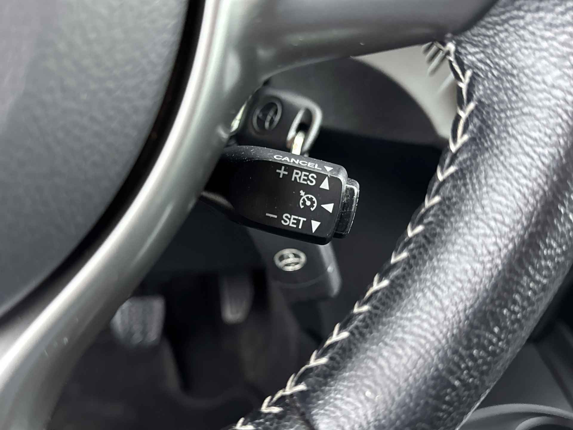 Toyota Yaris 1.3 VVT-i Trend Bi-Tone | Navigatie | Climate Control | Lederen bekleding | - 25/41