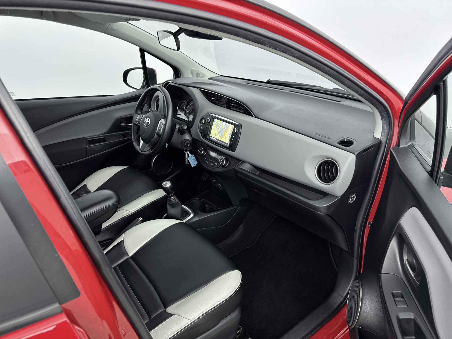 Toyota Yaris 1.3 VVT-i Trend Bi-Tone | Navigatie | Climate Control | Lederen bekleding | - 30/41