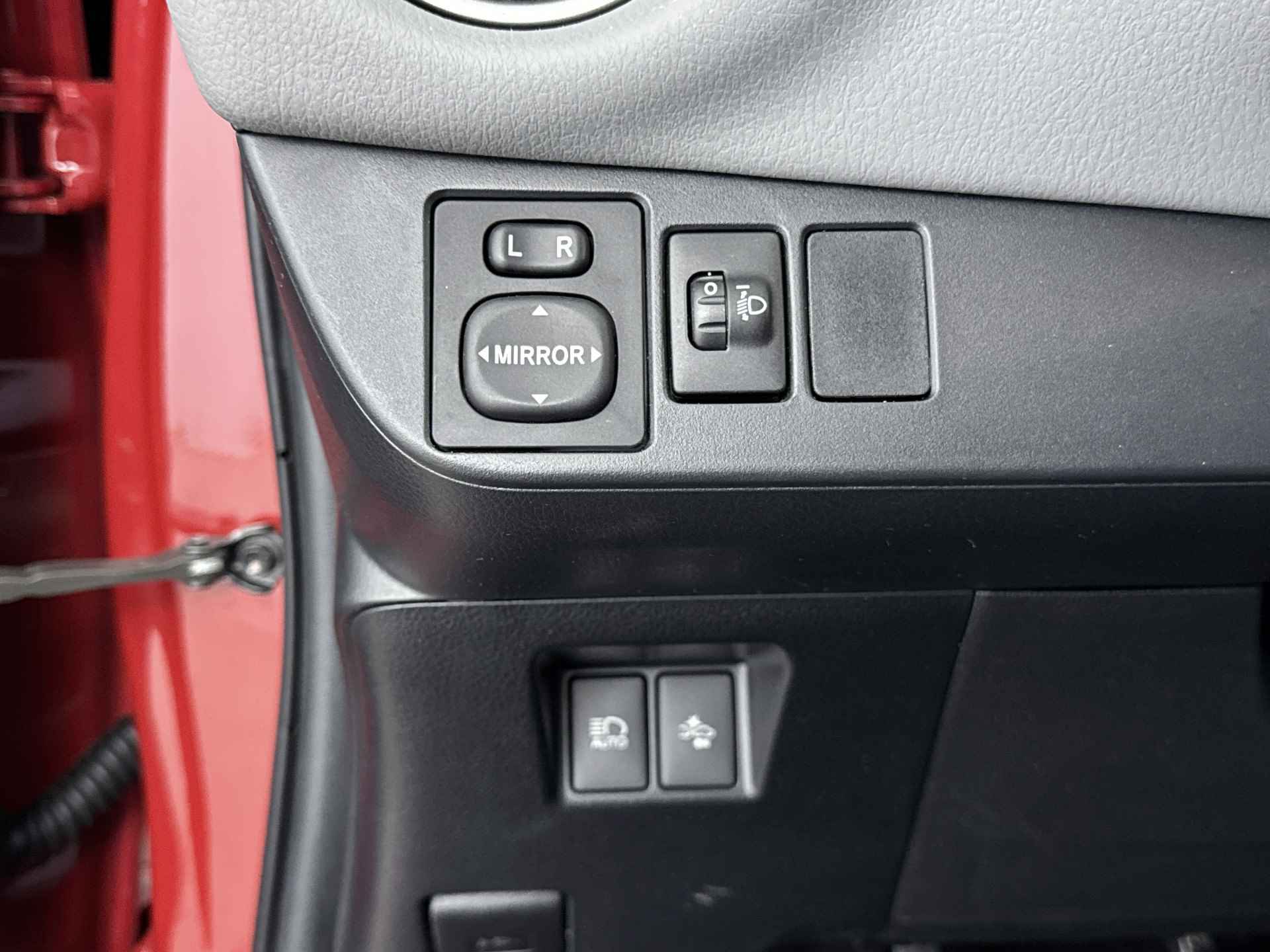 Toyota Yaris 1.3 VVT-i Trend Bi-Tone | Navigatie | Climate Control | Lederen bekleding | - 33/41