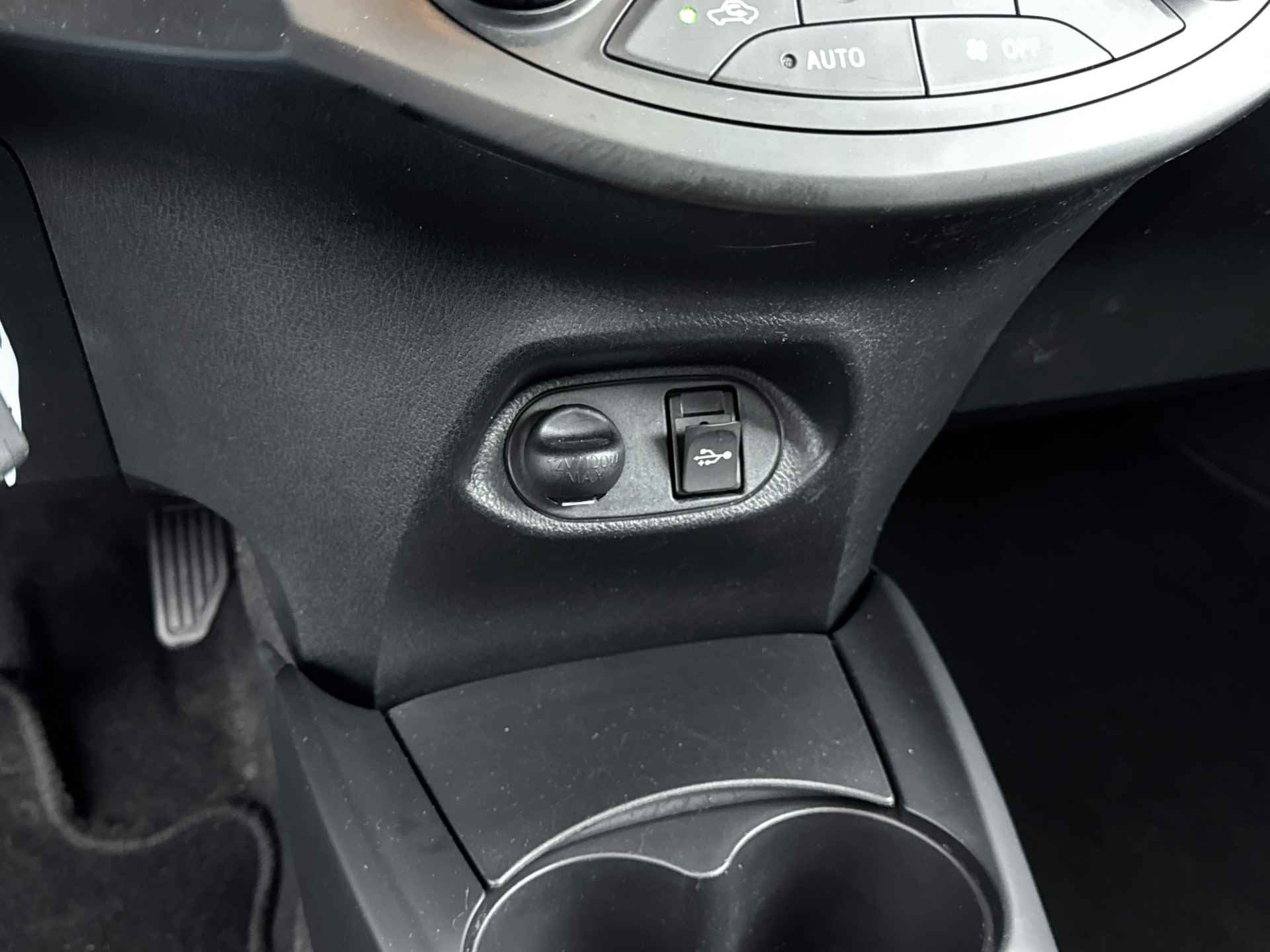 Toyota Yaris 1.3 VVT-i Trend Bi-Tone | Navigatie | Climate Control | Lederen bekleding | - 34/41