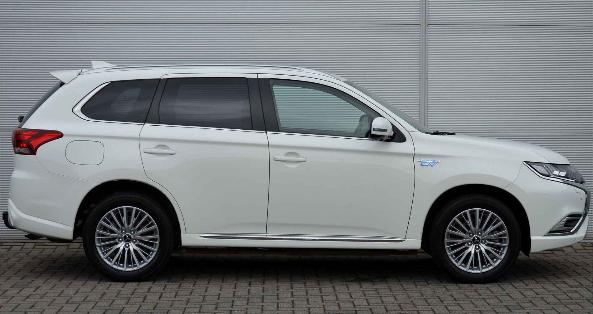 Mitsubishi Outlander PHEV 2.4 INTENSE PLUS 4WD | PLUG IN HYBRID | V2G | TREKHAAK 1500KG | ADAPTIEF CRUISE | ALL IN RIJKLAARPRIJS - 12/52