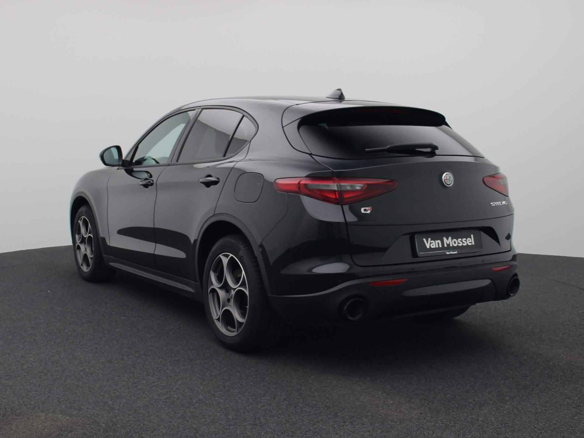 Alfa Romeo Stelvio 2.0 T AWD Sprint | Automaat | Half-Leder | Navigatie | Climate control | Parkeer sensoren | LMV | Xenon | Camera | Lage km stand - 2/45