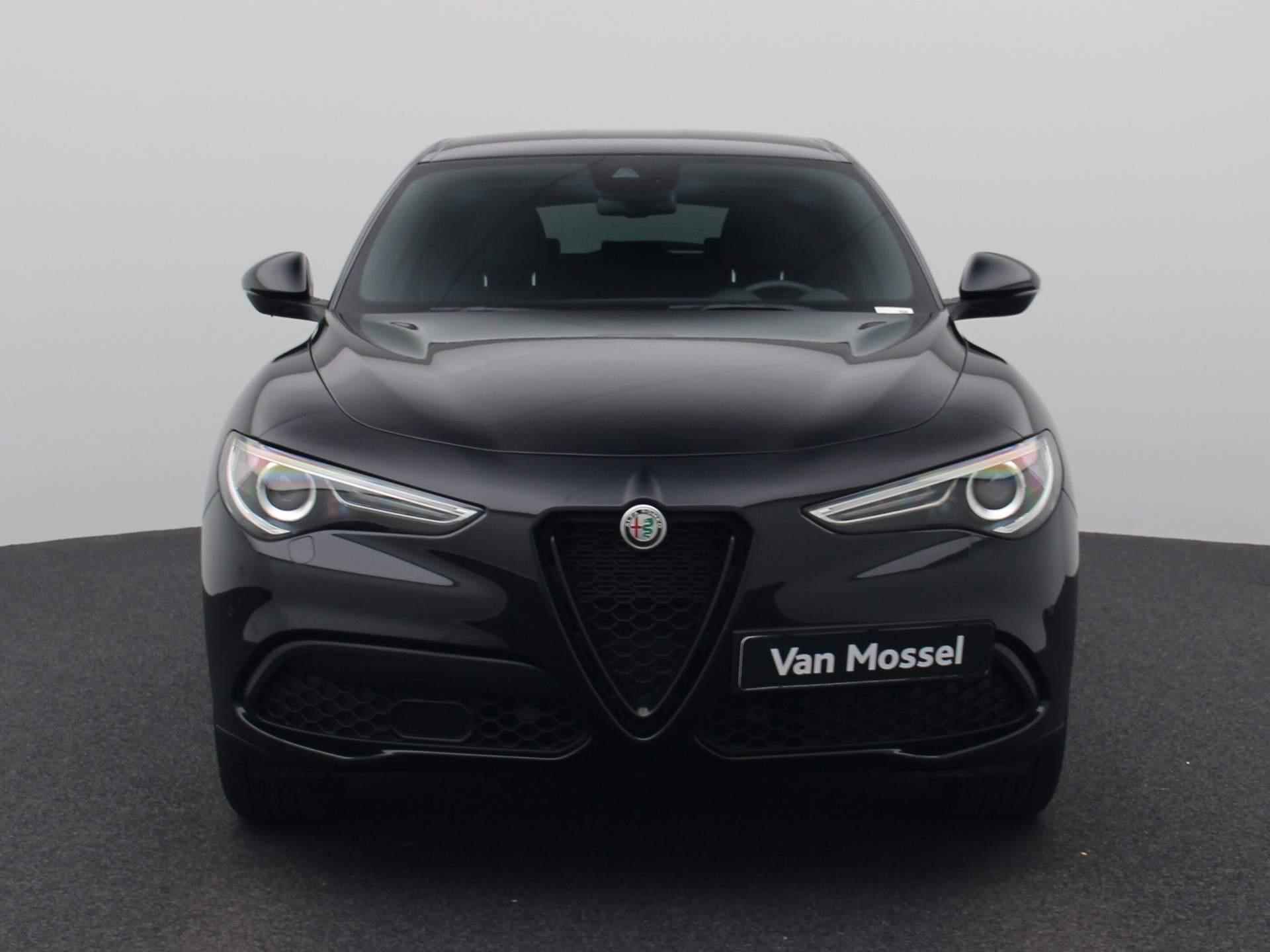 Alfa Romeo Stelvio 2.0 T AWD Sprint | Automaat | Half-Leder | Navigatie | Climate control | Parkeer sensoren | LMV | Xenon | Camera | Lage km stand - 3/45