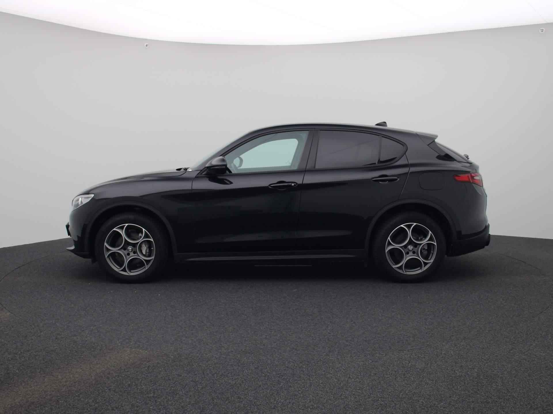 Alfa Romeo Stelvio 2.0 T AWD Sprint | Automaat | Half-Leder | Navigatie | Climate control | Parkeer sensoren | LMV | Xenon | Camera | Lage km stand - 4/45