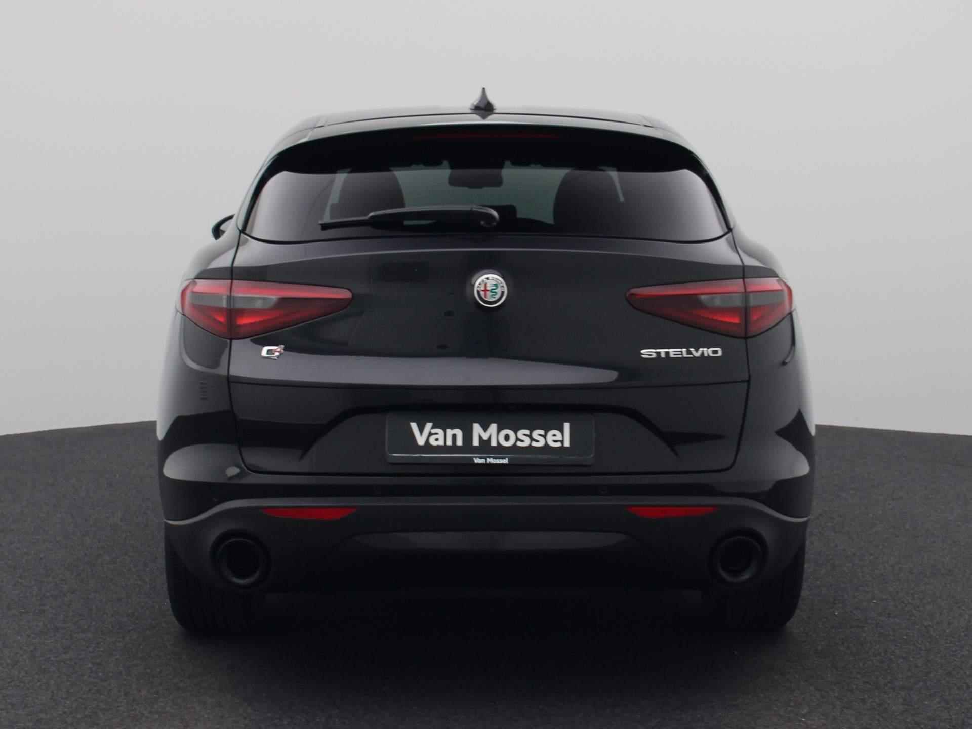 Alfa Romeo Stelvio 2.0 T AWD Sprint | Automaat | Half-Leder | Navigatie | Climate control | Parkeer sensoren | LMV | Xenon | Camera | Lage km stand - 5/45