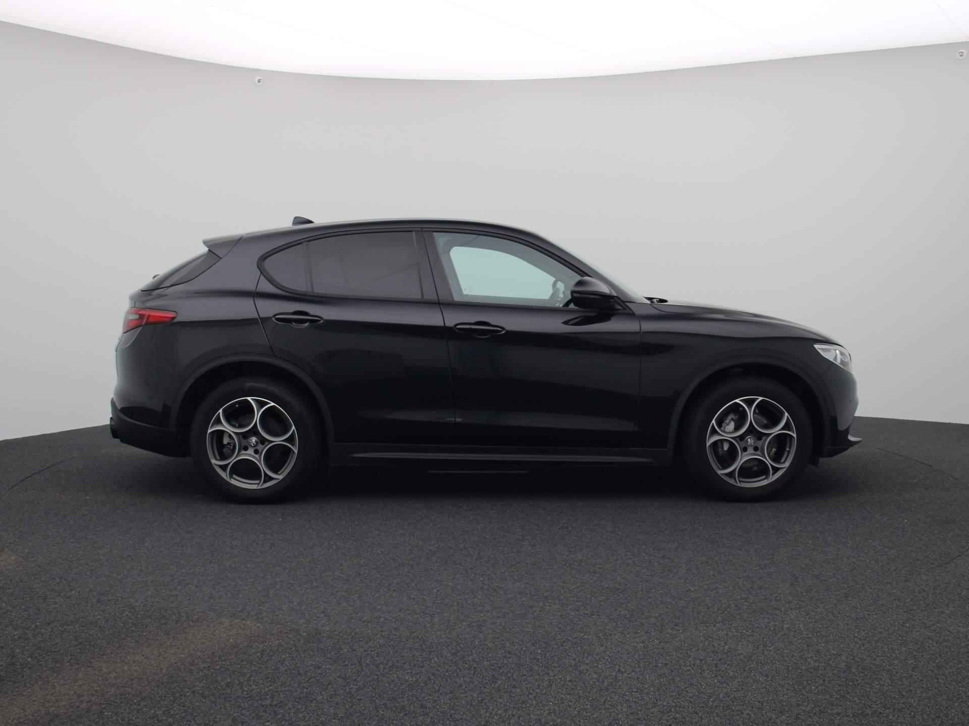 Alfa Romeo Stelvio 2.0 T AWD Sprint | Automaat | Half-Leder | Navigatie | Climate control | Parkeer sensoren | LMV | Xenon | Camera | Lage km stand - 6/45