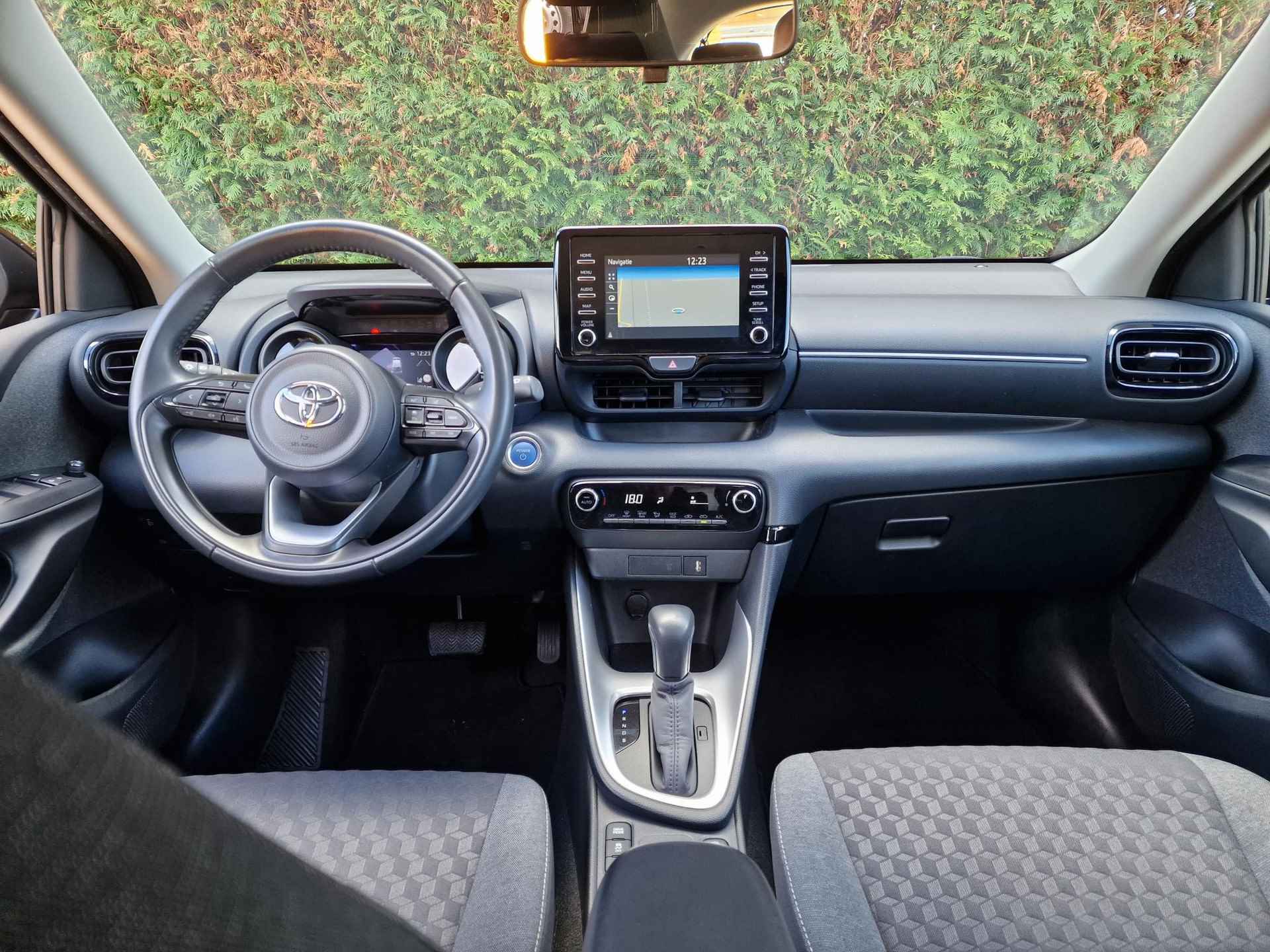 Toyota Yaris 1.5 Hybrid Dynamic Automaat | Navigatie | Apple CarPlay / Android Auto | Rijklaarprijs incl. 36 maanden garantie | - 10/32