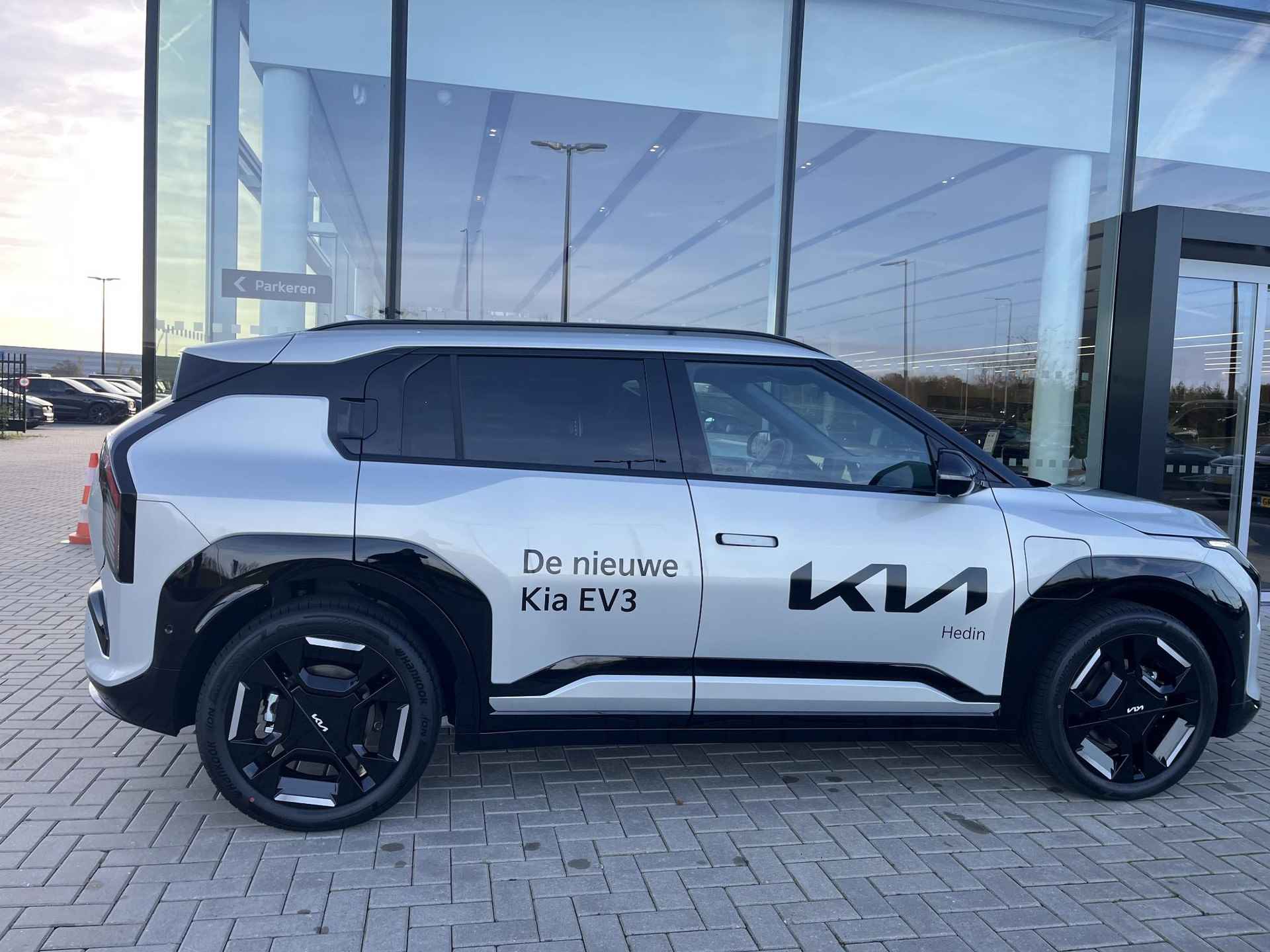 Kia EV3 GT-PlusLine 81.4 kWh | Beschikbaarheid op aanvraag | Panoramadak | 360° Camera | Smart Key | Stoelventilatie | Stoel & stuurverwarming | Achterbankverwarming | Elk. achterklep - 2/37