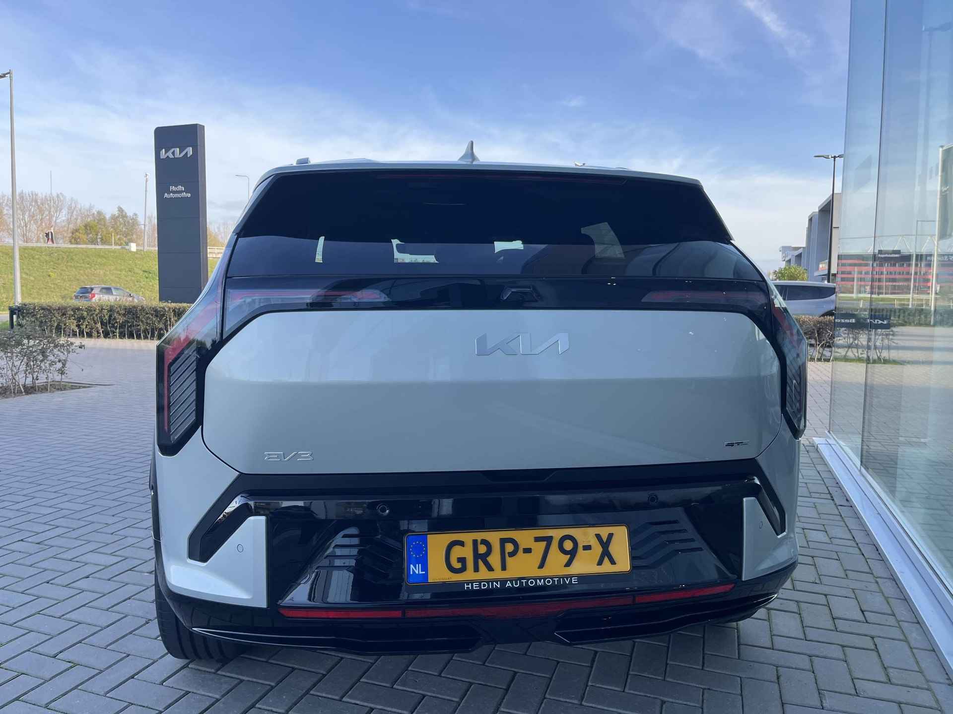 Kia EV3 GT-PlusLine 81.4 kWh | Beschikbaarheid op aanvraag | Panoramadak | 360° Camera | Smart Key | Stoelventilatie | Stoel & stuurverwarming | Achterbankverwarming | Elk. achterklep - 3/37