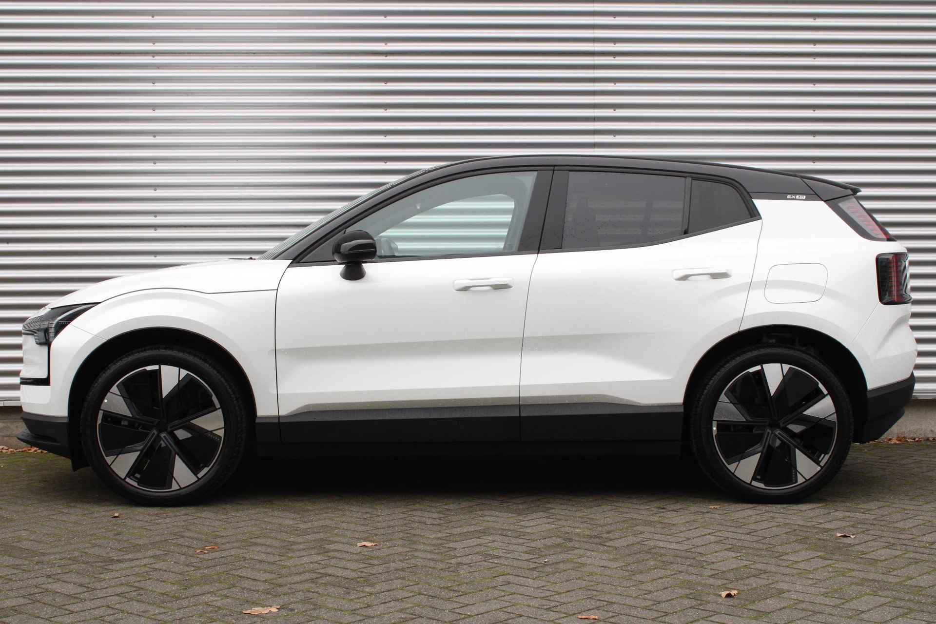 Volvo EX30 Single Motor Extended Range Plus 69 kWh, | Uit Voorraad Leverbaar | Crystal White, 20 inch 5 spaaks Aero, Verwarmde voorstoelen en stuurwiel, Extra getint glas achterrman/Kardon Premium Geluidssysteem, Elektrische Achterklep, Interieurverlichting, Keyless Entry, Adaptieve Cruise Control Met Pilot Assist, BLIS Dodehoekdetectie, Google Services, Apple Carplay - 9/29