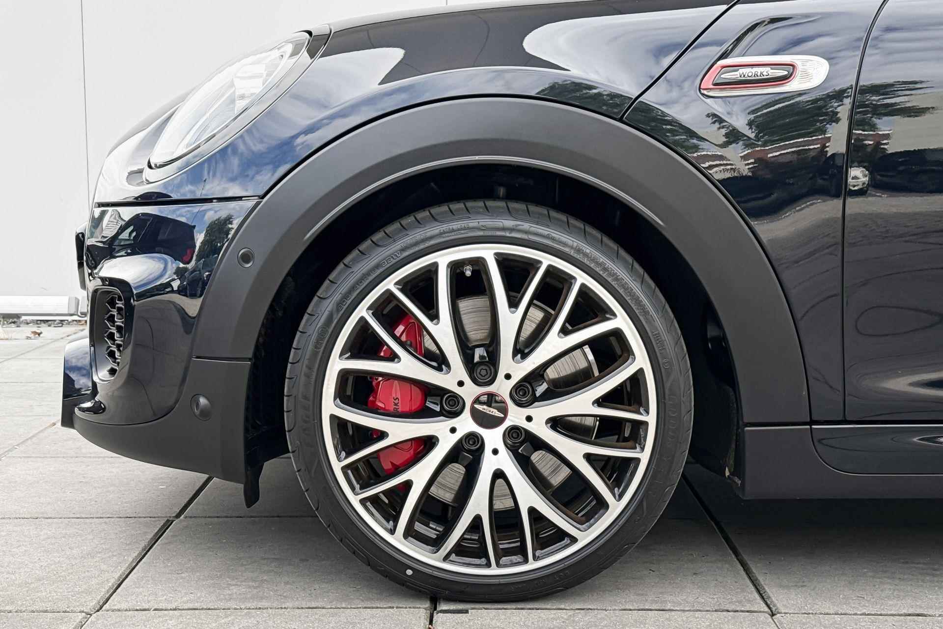 MINI 3-deurs 2.0 John Cooper Works Chili Serious Business / 18 inch / Comfort Acces / Achteruitrij Camera/ Piano Black Exterieur / Glazen Schuifdak / Getinte ramen Achter / Sportstoel / Adaptive Cruise Control / Harman Kardon / Head Up Display - 3/22