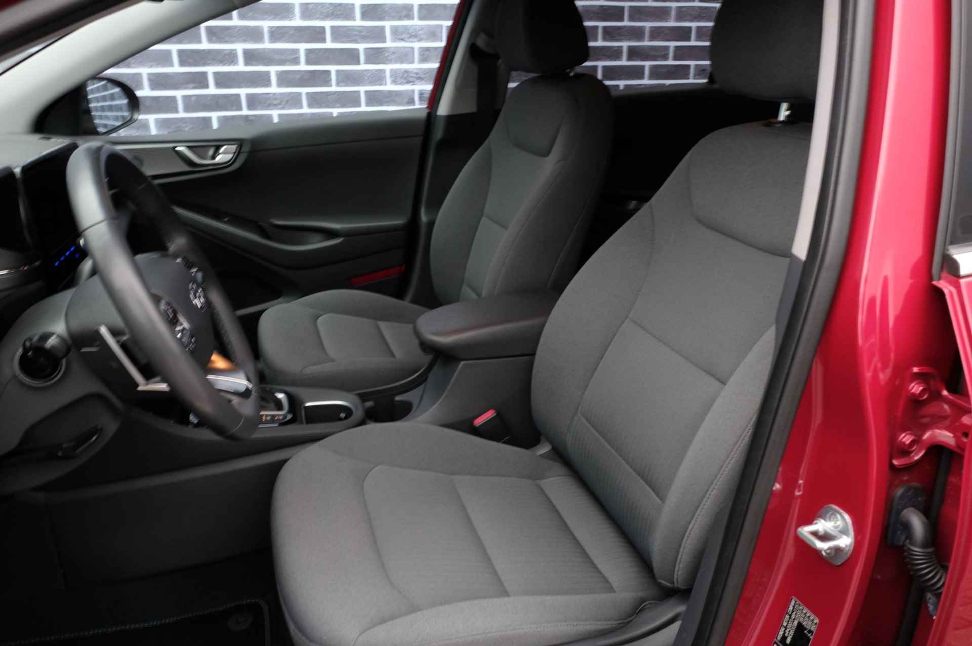 Hyundai IONIQ 1.6 GDi Comfort - Plus | Adaptieve Cruise Control | PDC | Camera | Navigatie | Stoel/Stuur Verwarming | Apple Carplay | LED-Verlichting | - 5/33