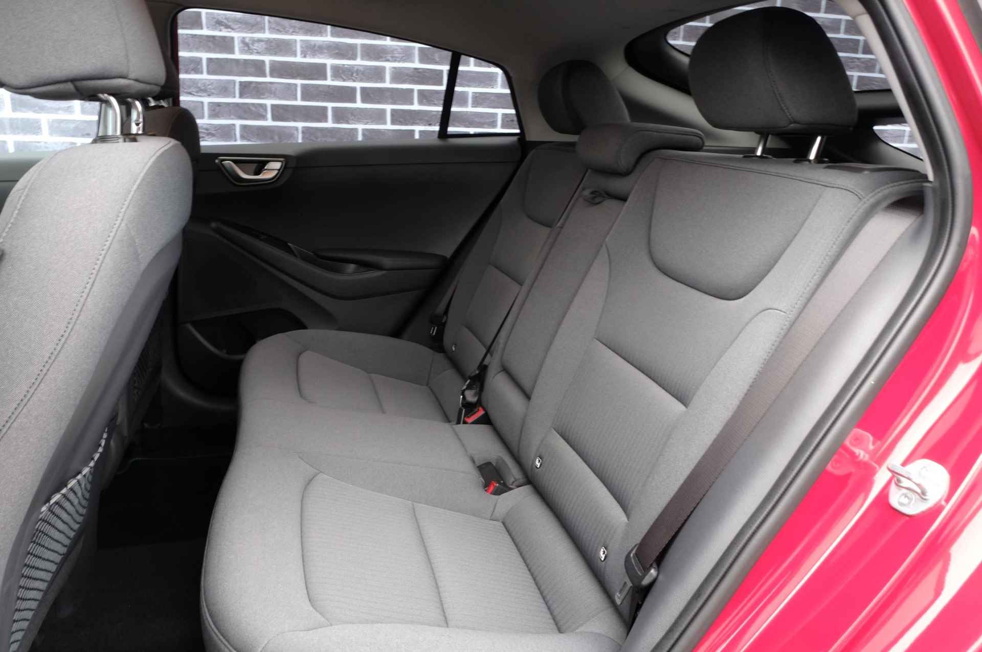 Hyundai IONIQ 1.6 GDi Comfort - Plus | Adaptieve Cruise Control | PDC | Camera | Navigatie | Stoel/Stuur Verwarming | Apple Carplay | LED-Verlichting | - 12/33