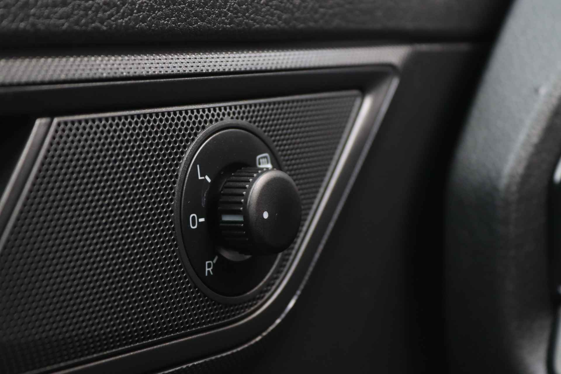 Škoda Fabia 1.0 TSI 75 pk Ambition | Airco | Bluetooth | PDC Achter | DAB | 16'' LM | Stoelverwarming | - 29/37