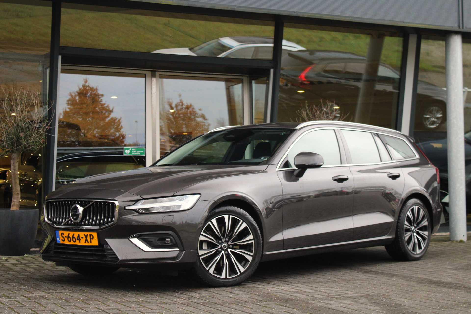 Volvo V60 B3 Plus Bright | Harman/Kardon | Adaptive cruise | 360° Camera | Memory-Seats | Lighting-Pack | Standkachel | Trekhaak | BLIS