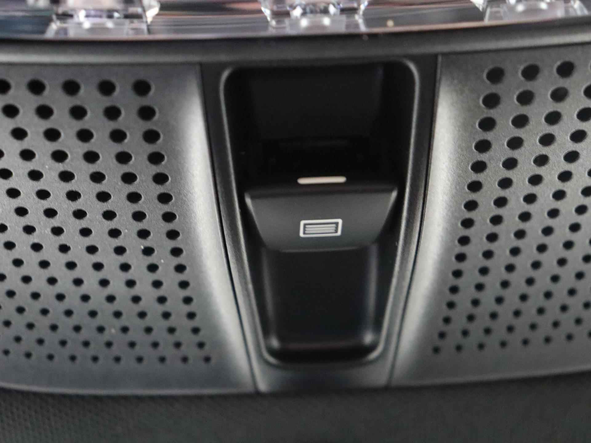 Mercedes-Benz EQC 400 4MATIC Premium Plus 80 kWh / AMG/ Schuifdak/ Rijassistentiepakket/ Stoelverwarming v+a - 26/36