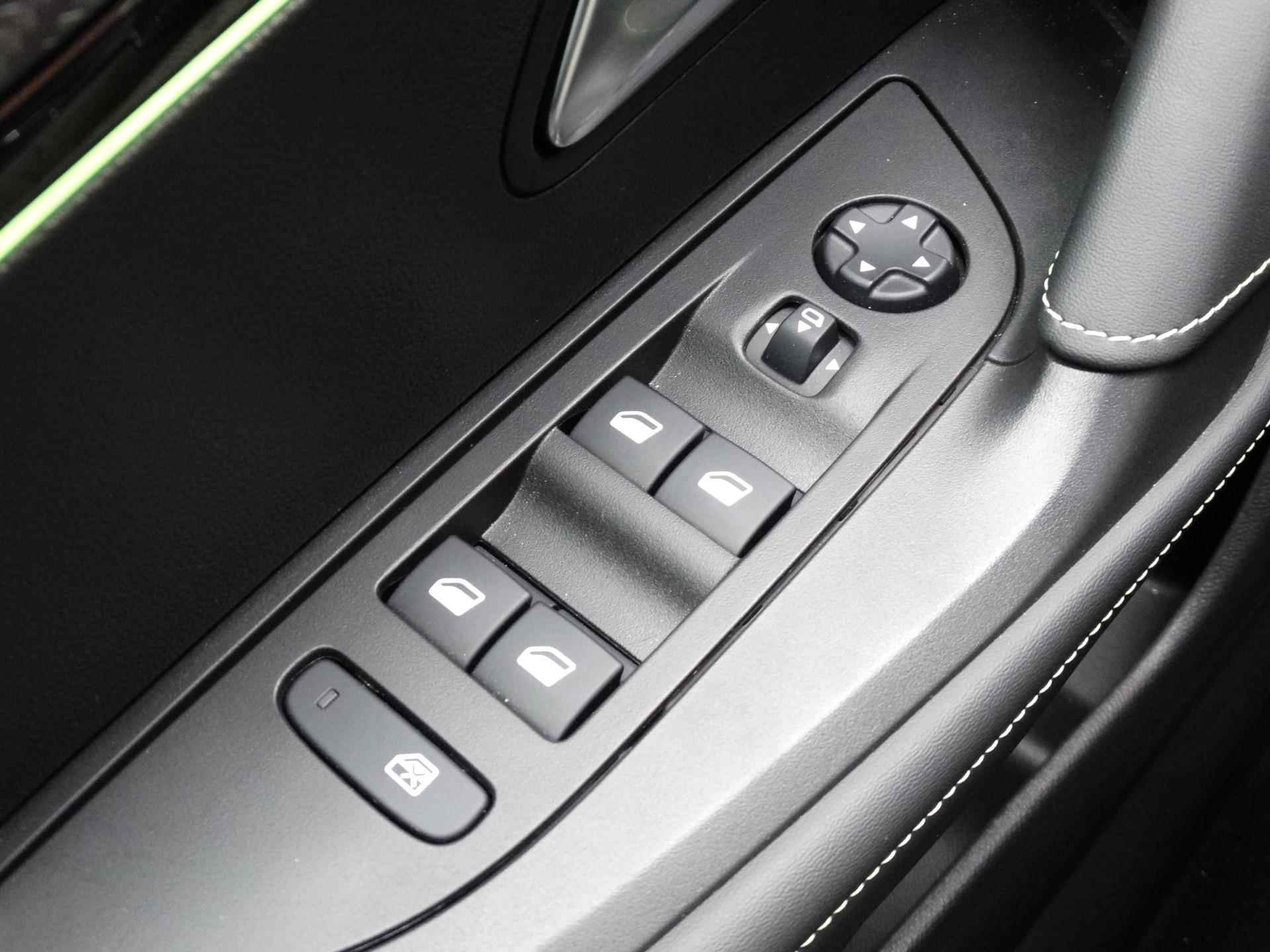 Peugeot e-2008 SUV GT Pack EV 3-FASEN 50kWh 136pk 12% BIJTELLING! | SCHUIF/KANTELDAK | NAPPA LEDER | ADAPTIVE CRUISE | KEYLESS ENTRY | STOELVERW. | GRIPCONTROL | LM-VELGEN - 28/82