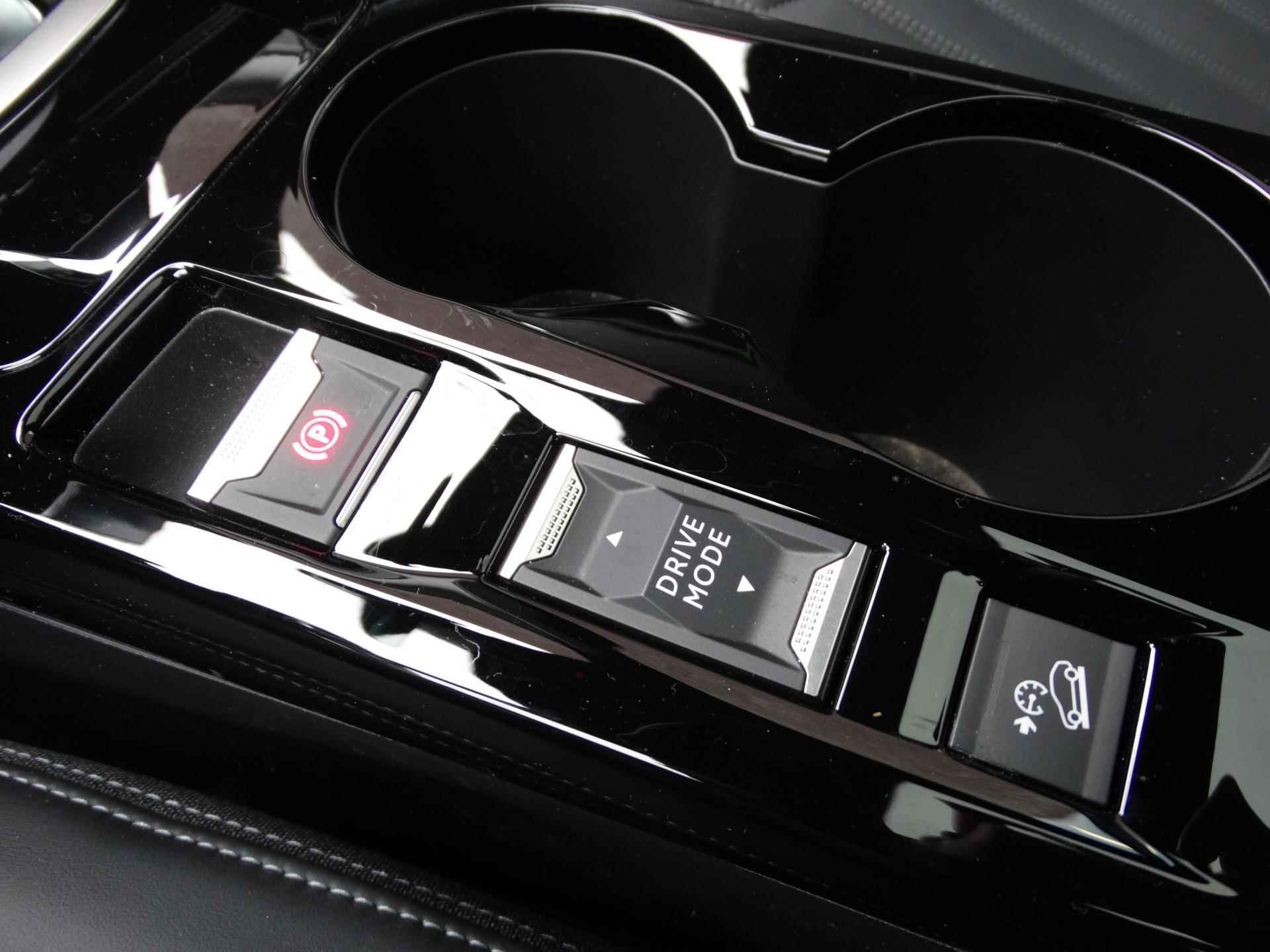 Peugeot e-2008 SUV GT Pack EV 3-FASEN 50kWh 136pk 12% BIJTELLING! | SCHUIF/KANTELDAK | NAPPA LEDER | ADAPTIVE CRUISE | KEYLESS ENTRY | STOELVERW. | GRIPCONTROL | LM-VELGEN - 31/82