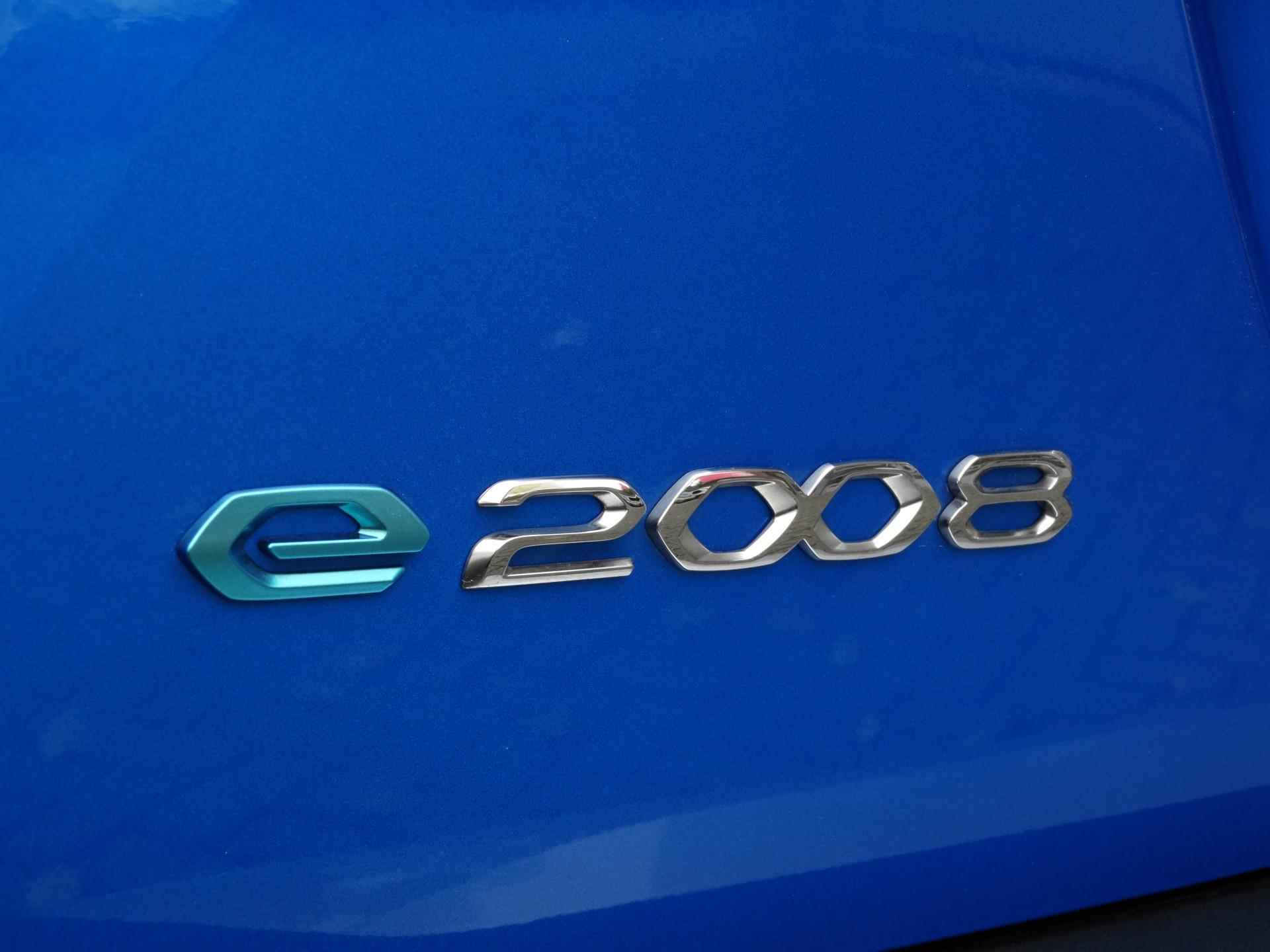 Peugeot e-2008 SUV GT Pack EV 3-FASEN 50kWh 136pk 12% BIJTELLING! | SCHUIF/KANTELDAK | NAPPA LEDER | ADAPTIVE CRUISE | KEYLESS ENTRY | STOELVERW. | GRIPCONTROL | LM-VELGEN - 56/82