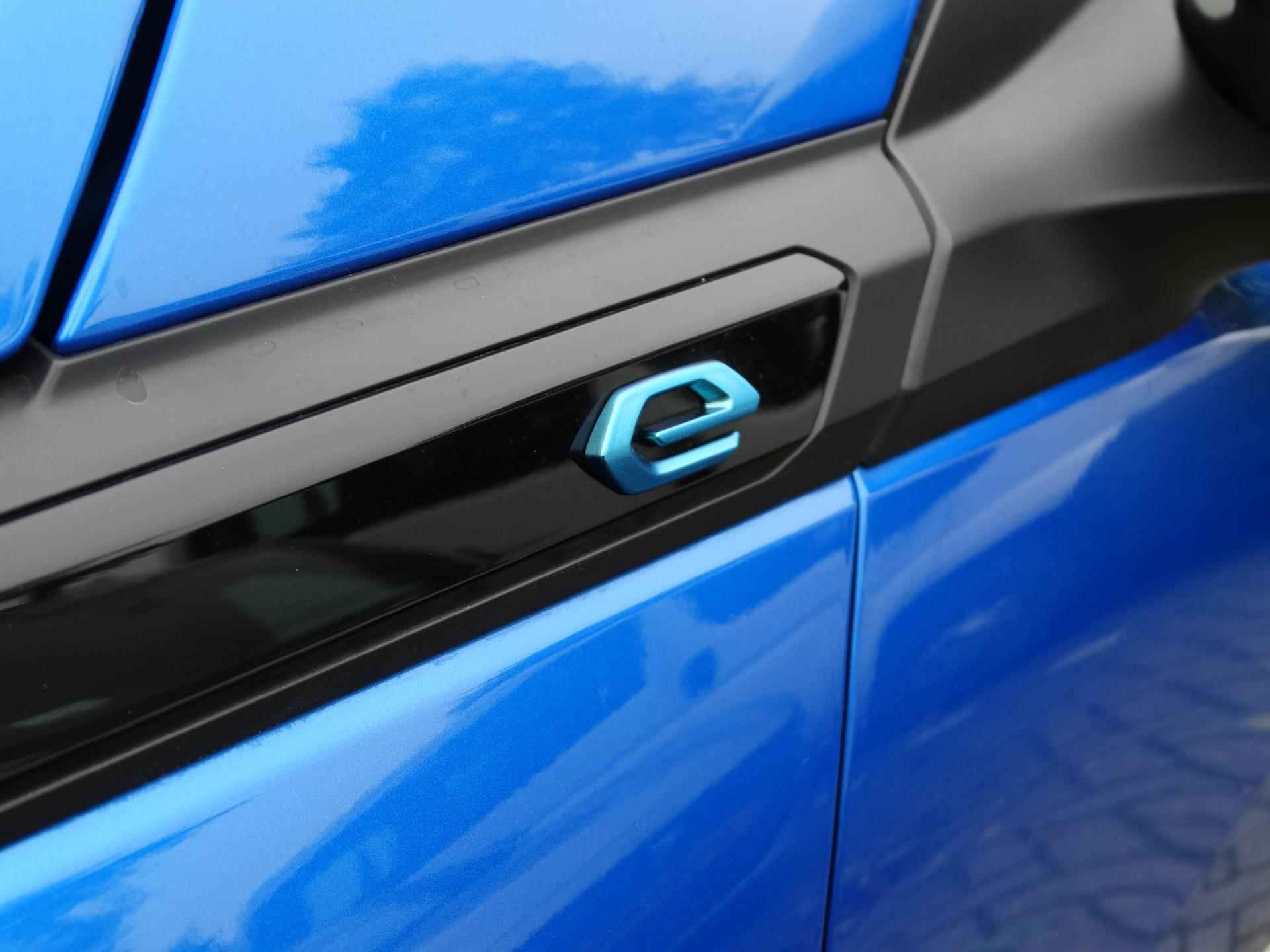 Peugeot e-2008 SUV GT Pack EV 3-FASEN 50kWh 136pk 12% BIJTELLING! | SCHUIF/KANTELDAK | NAPPA LEDER | ADAPTIVE CRUISE | KEYLESS ENTRY | STOELVERW. | GRIPCONTROL | LM-VELGEN - 61/82