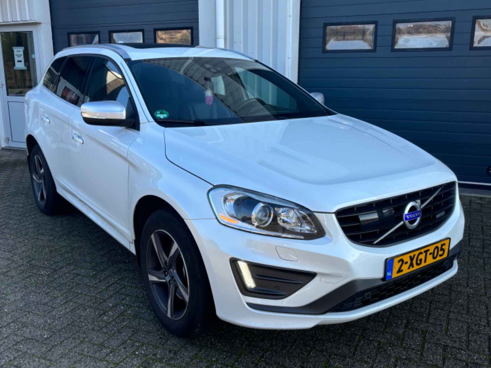 Volvo XC60 T5 R-Design #BOMVOL! #Adap.Cruise #Standkachel #NLAuto! - 3/7