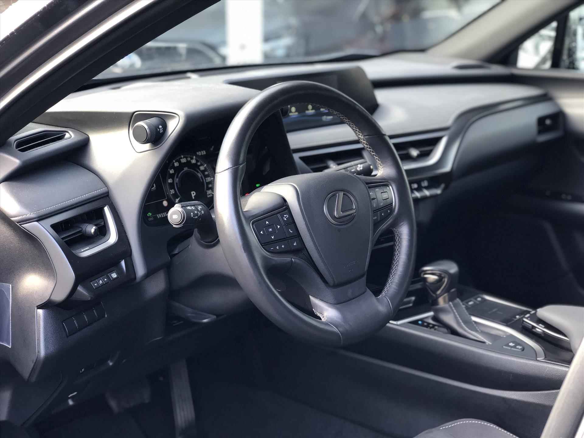 Lexus Ux 250h First Edition Premium | Dodehoekherkenning, Parkeersensoren, Apple CarPlay/Android Auto, Stoel + Stuurverwarming - 16/37