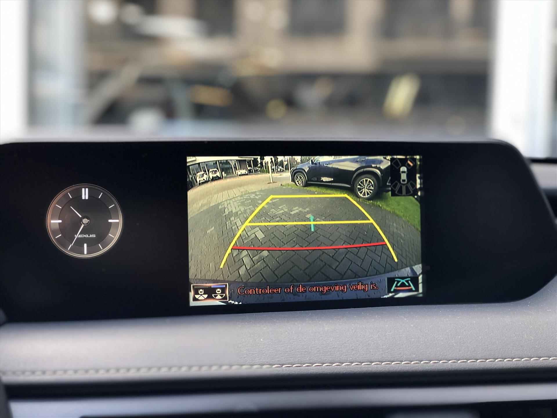 Lexus Ux 250h First Edition Premium | Dodehoekherkenning, Parkeersensoren, Apple CarPlay/Android Auto, Stoel + Stuurverwarming - 19/37