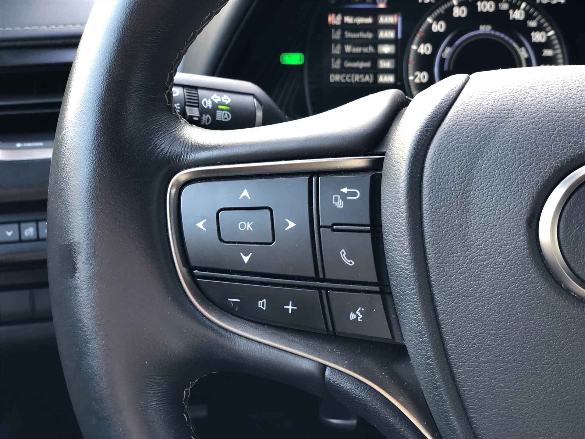Lexus Ux 250h First Edition Premium | Dodehoekherkenning, Parkeersensoren, Apple CarPlay/Android Auto, Stoel + Stuurverwarming - 25/37