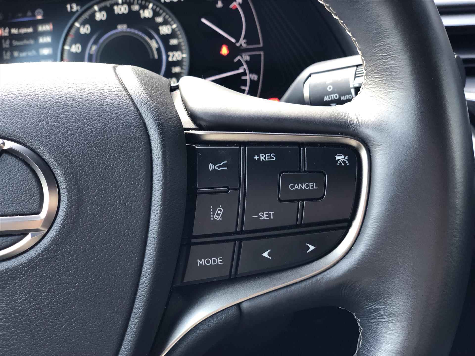Lexus Ux 250h First Edition Premium | Dodehoekherkenning, Parkeersensoren, Apple CarPlay/Android Auto, Stoel + Stuurverwarming - 26/37