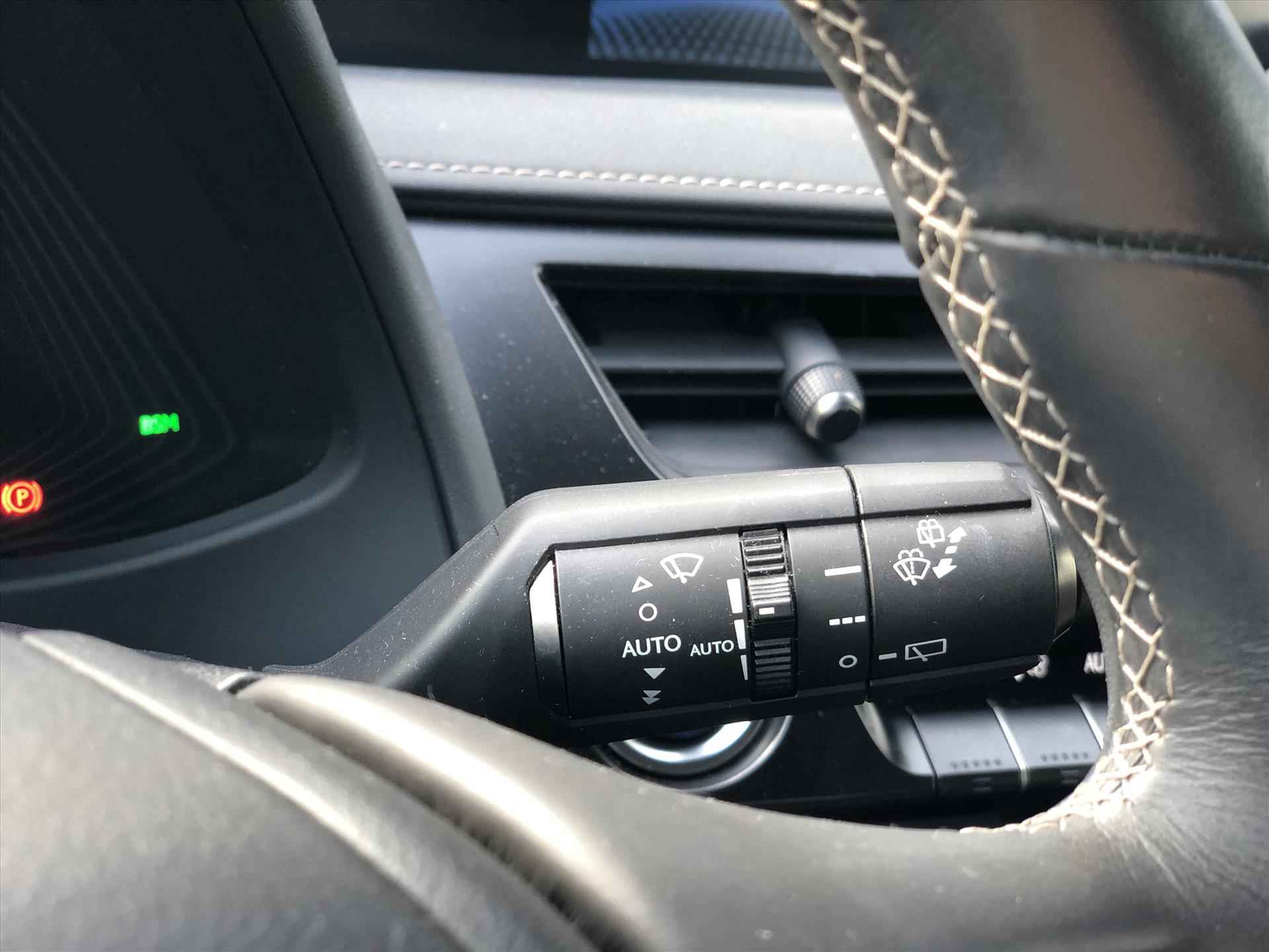 Lexus Ux 250h First Edition Premium | Dodehoekherkenning, Parkeersensoren, Apple CarPlay/Android Auto, Stoel + Stuurverwarming - 28/37