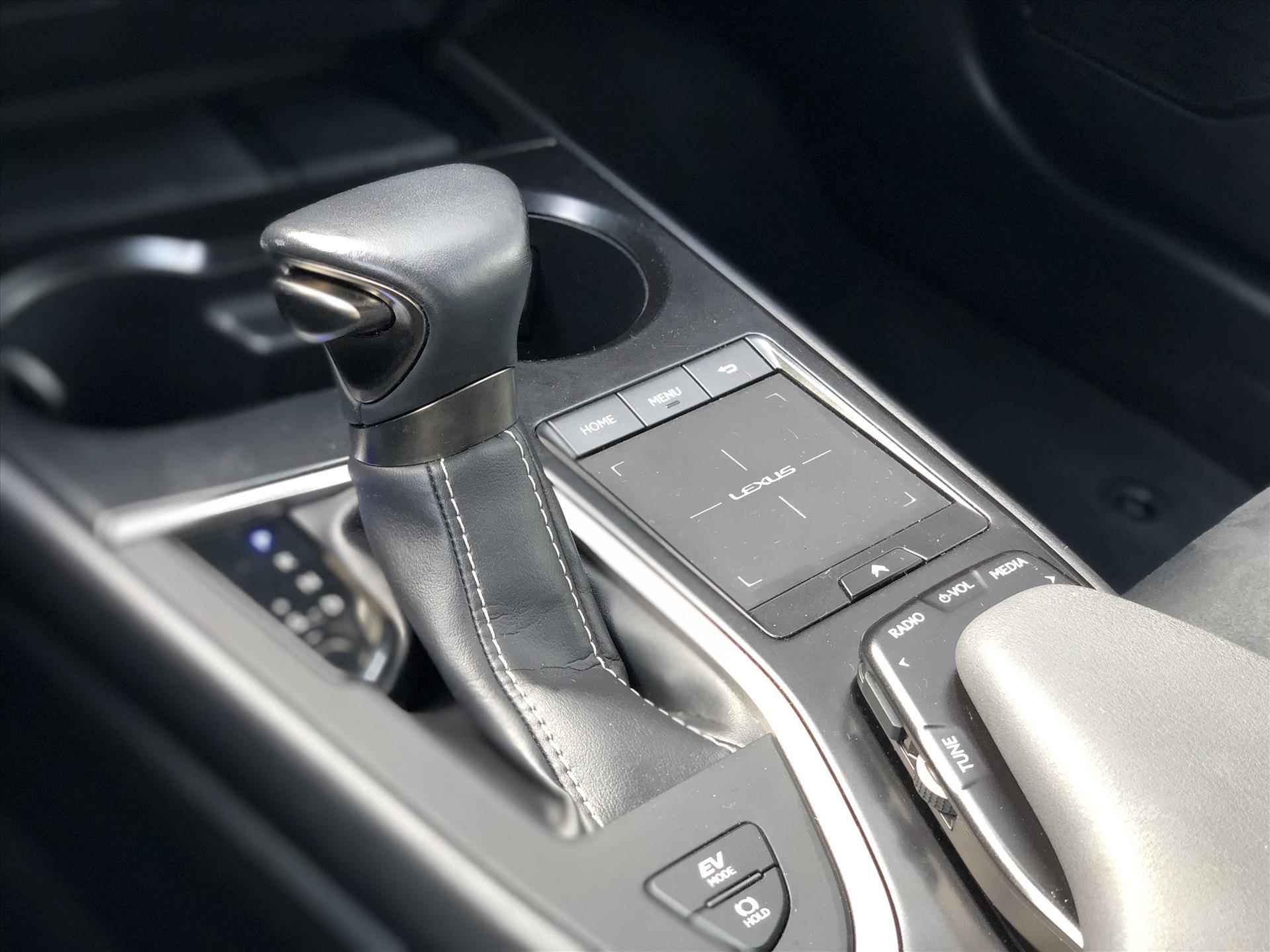 Lexus Ux 250h First Edition Premium | Dodehoekherkenning, Parkeersensoren, Apple CarPlay/Android Auto, Stoel + Stuurverwarming - 29/37