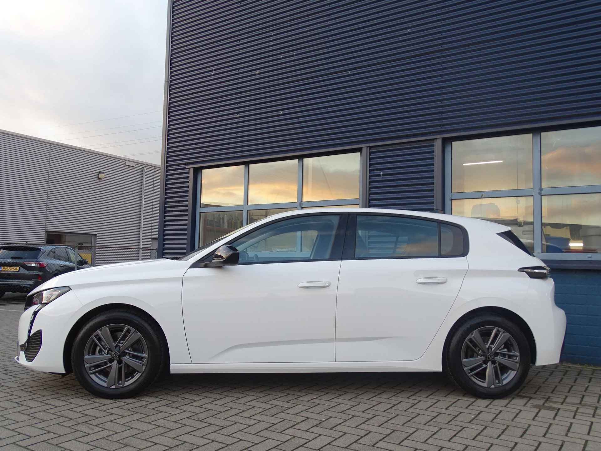 Peugeot 308 1.2 PureTech Active Pack Business EAT8 Automaat ,Trekhaak, navigatie, stoelverwarming , climate regeling - 4/29