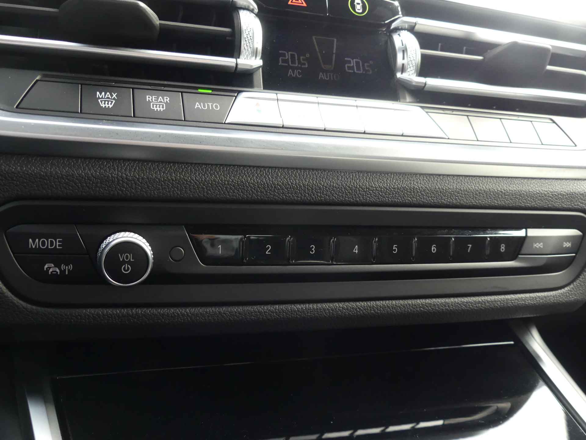 BMW 3 Serie Touring 318i Business Edition Automaat | Sportstoelen | Led | Navi | PDC V+A | 18"LMV | - 16/39